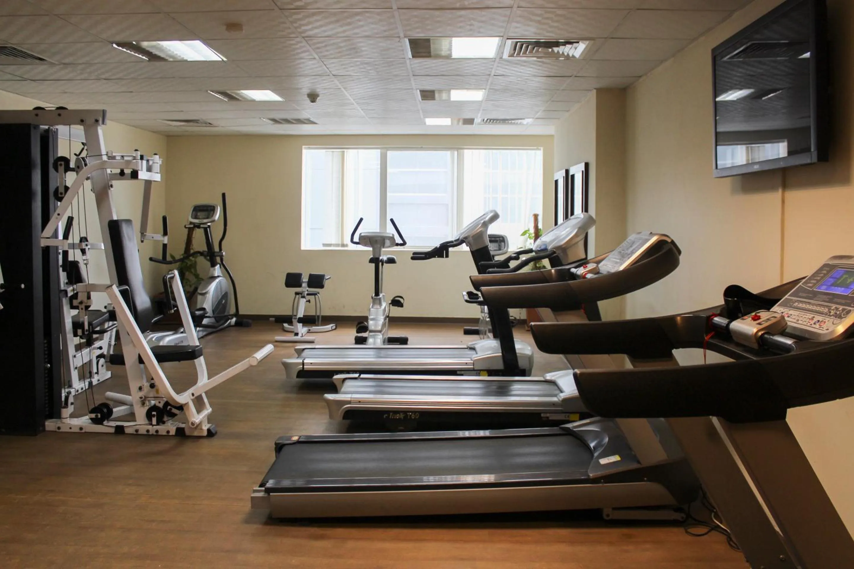 Fitness centre/facilities in Clifton International Hotel