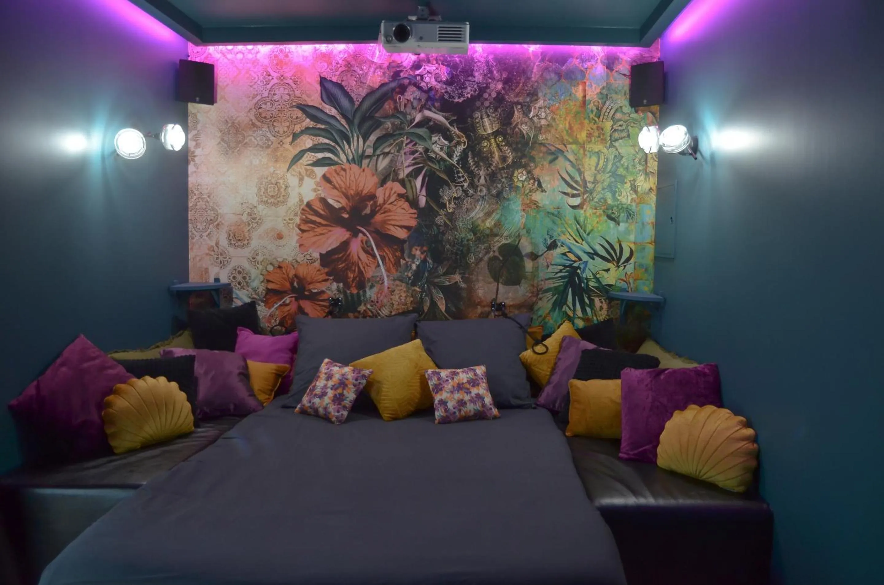 Bedroom, Bed in Les Volets Violets