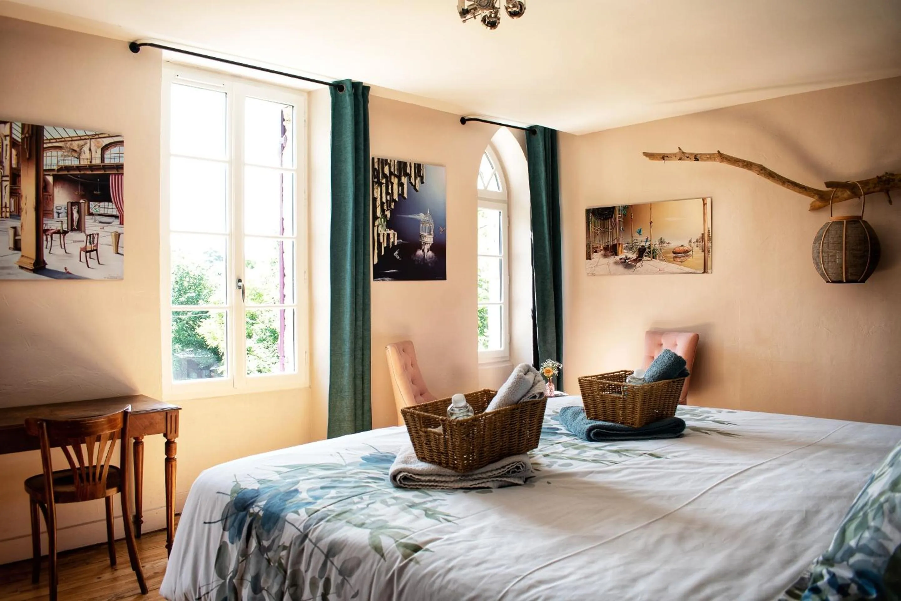 Bedroom, Bed in Les Volets Violets