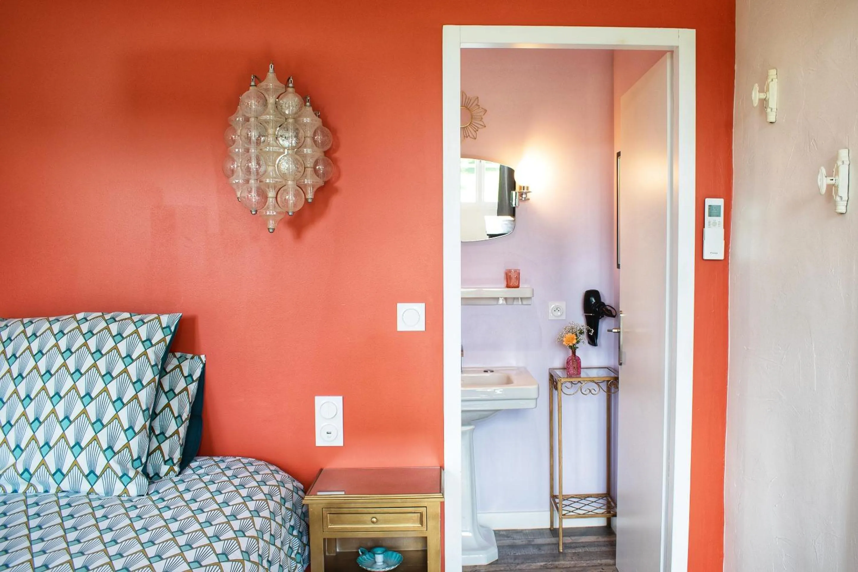 Bathroom, Bed in Les Volets Violets