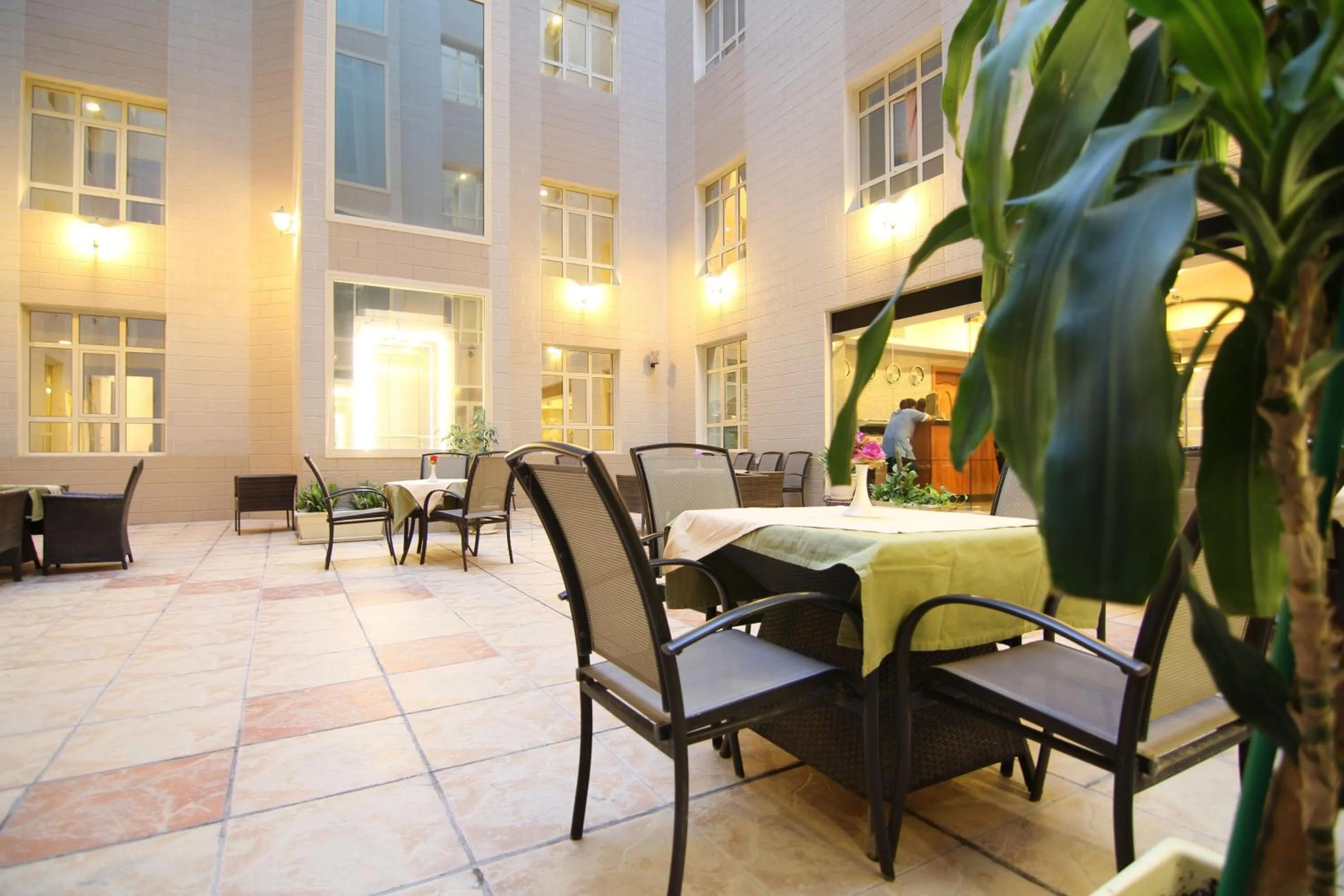 Restaurant/places to eat in Le Park Hotel