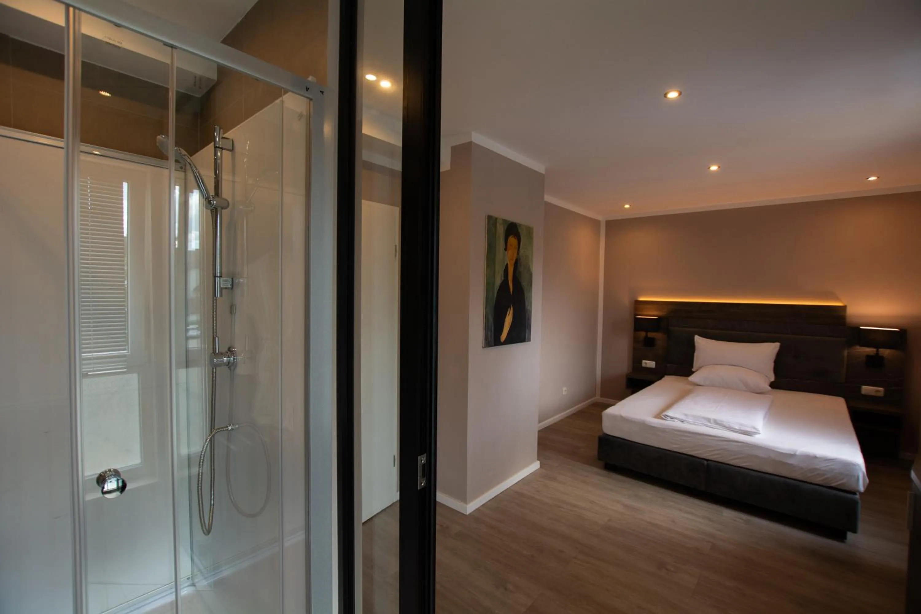 Shower, Bed in Hotel Barnimer Hof