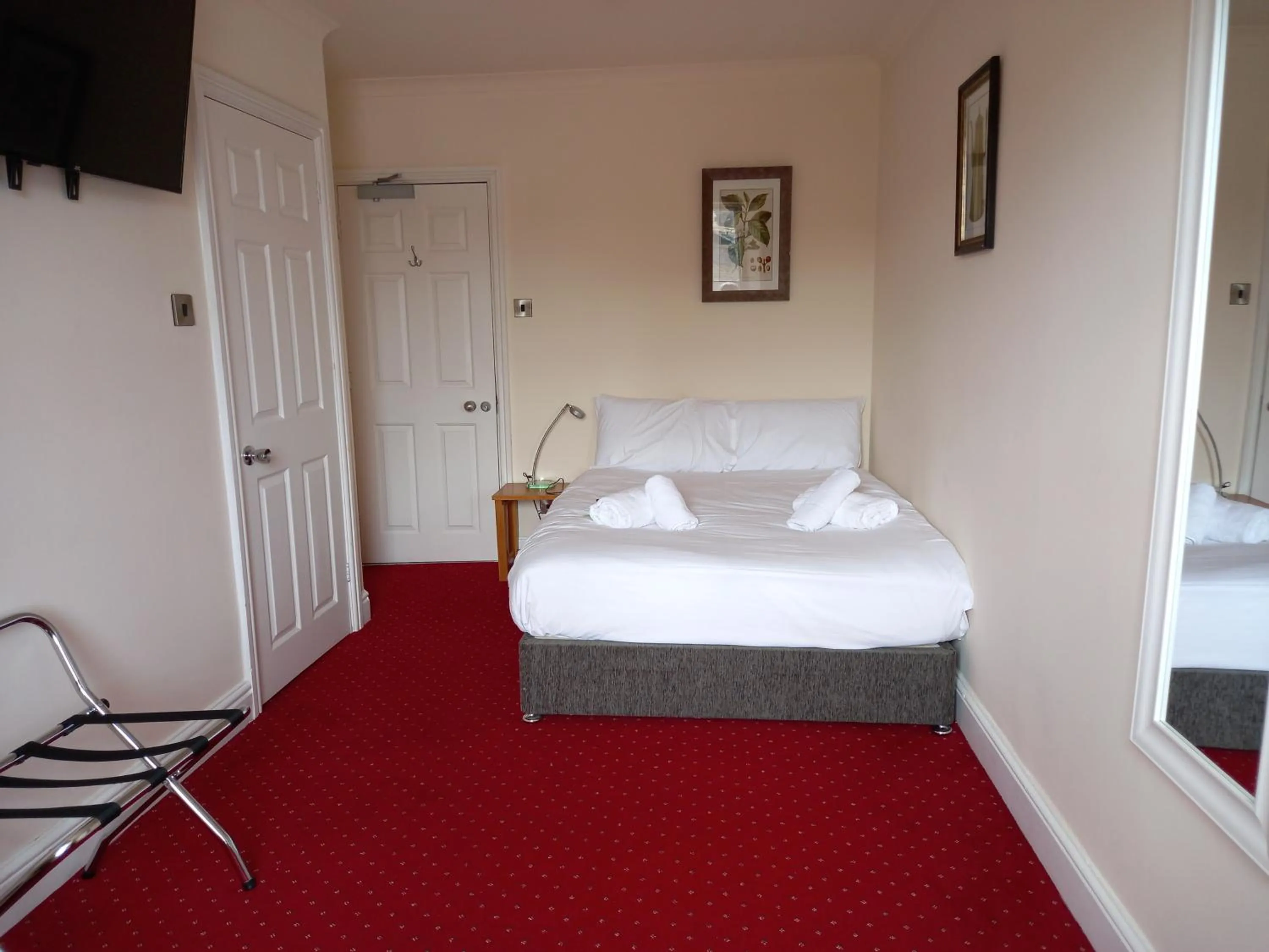 Photo of the whole room, Bed in The Knighton Hotel