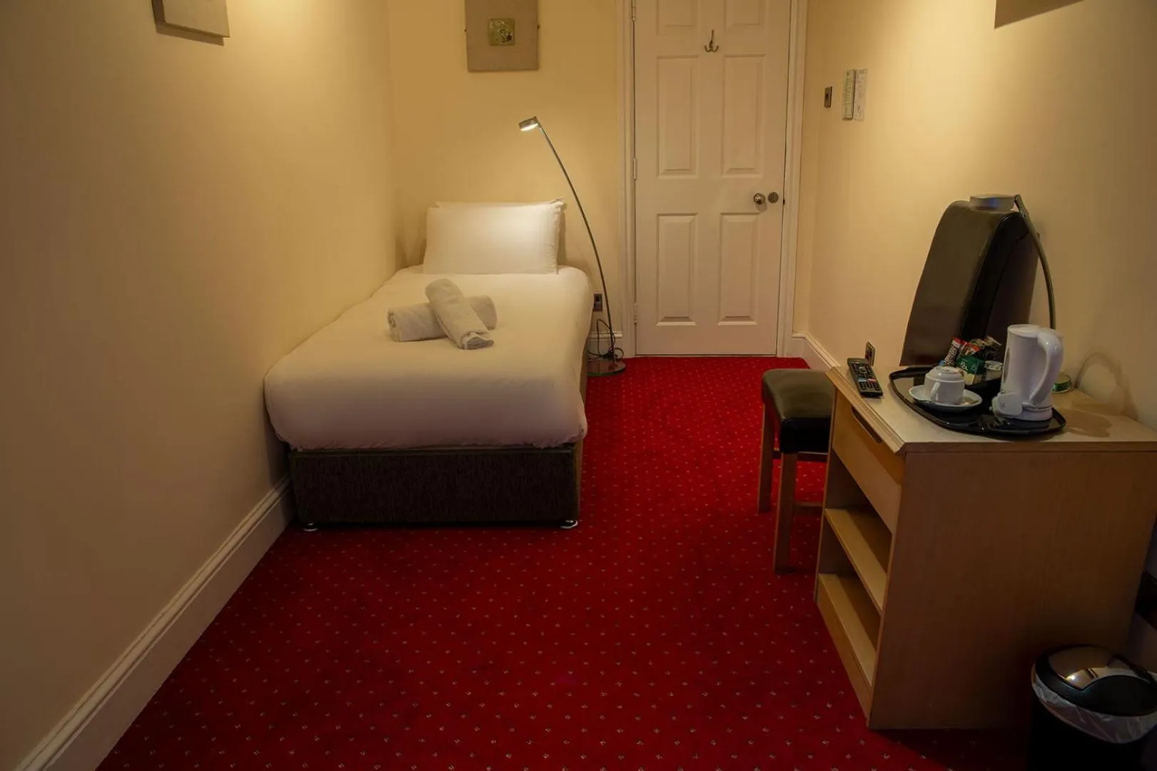 Photo of the whole room, Bed in The Knighton Hotel