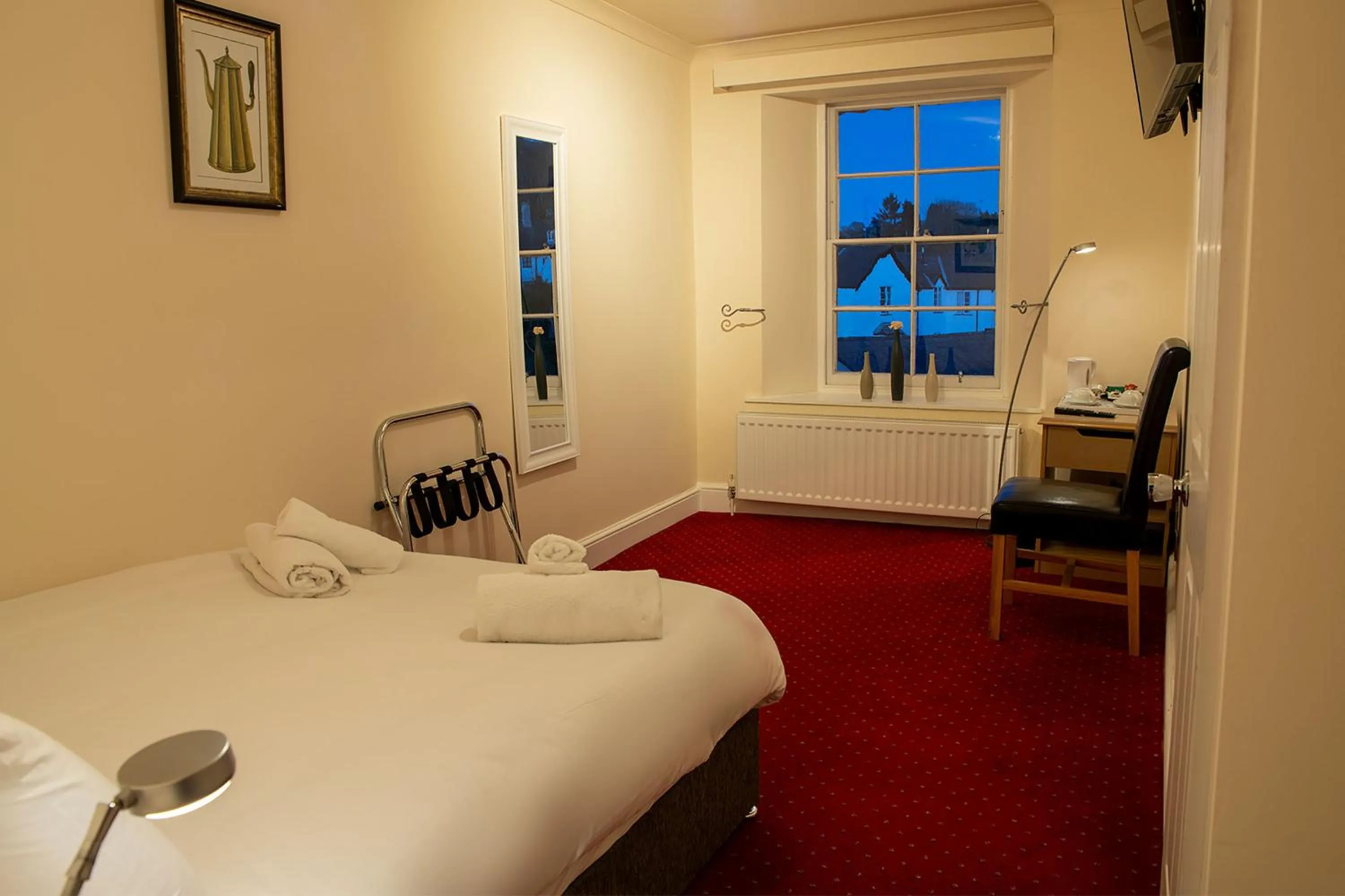 Photo of the whole room, Bed in The Knighton Hotel