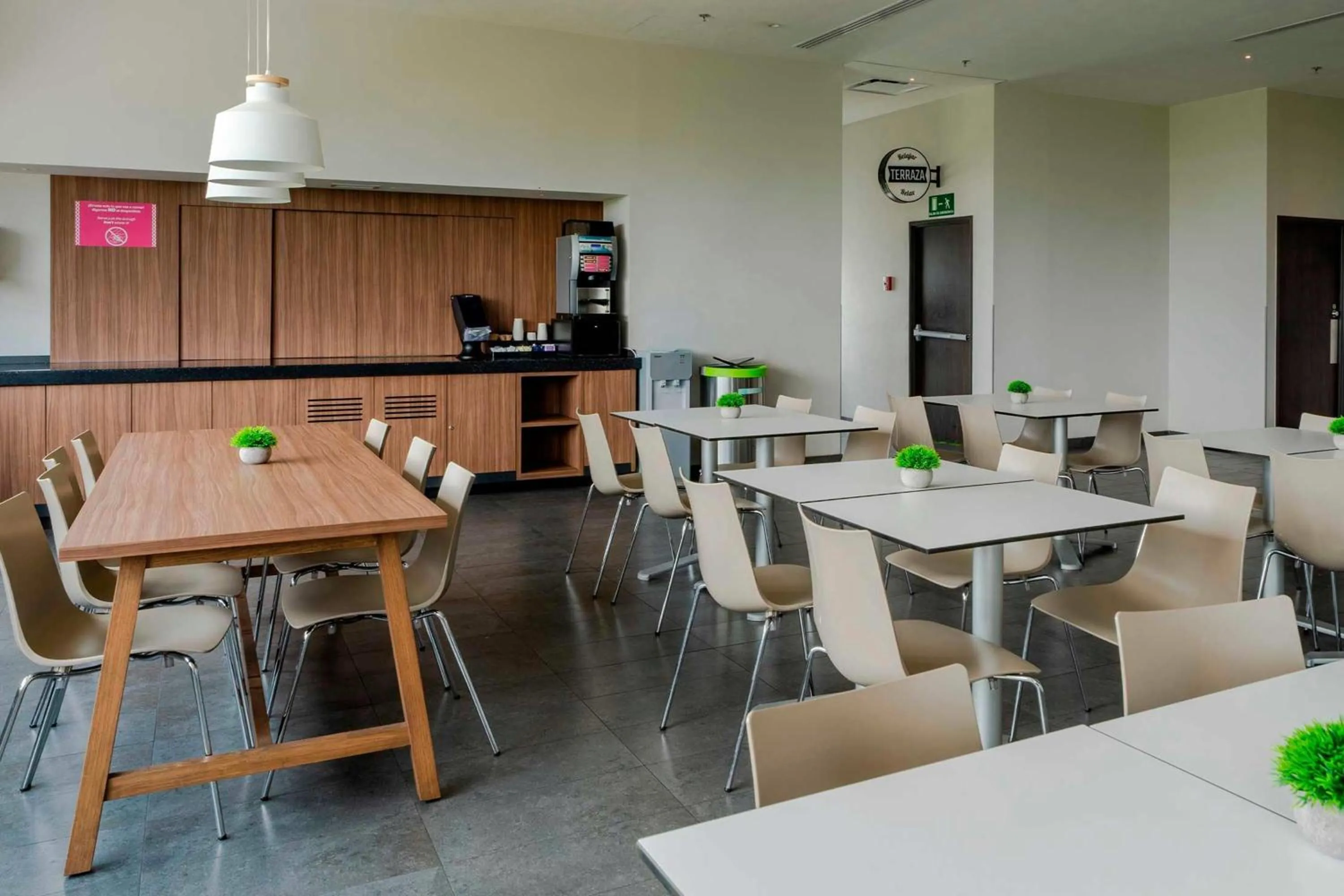 Restaurant/places to eat in Hotel MX mas cuautitlan Izcalli, Trademark by Wyndham