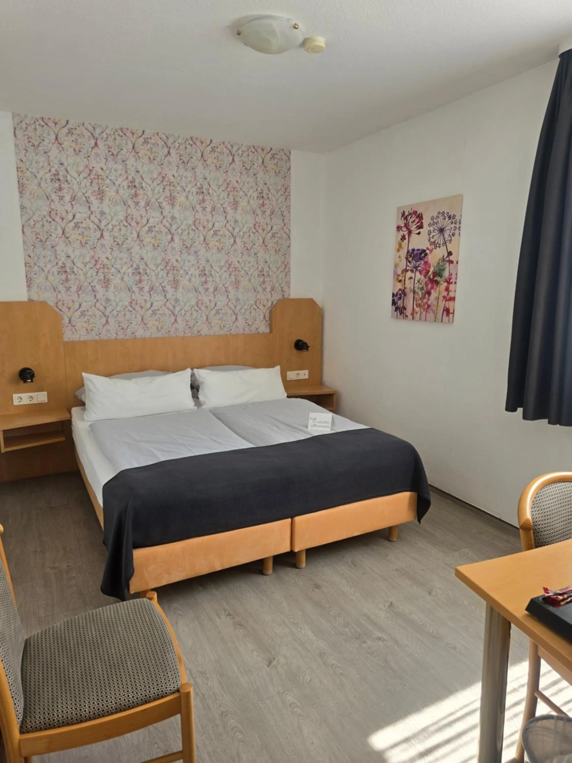 Property building, Bed in Hotel am Kurpark