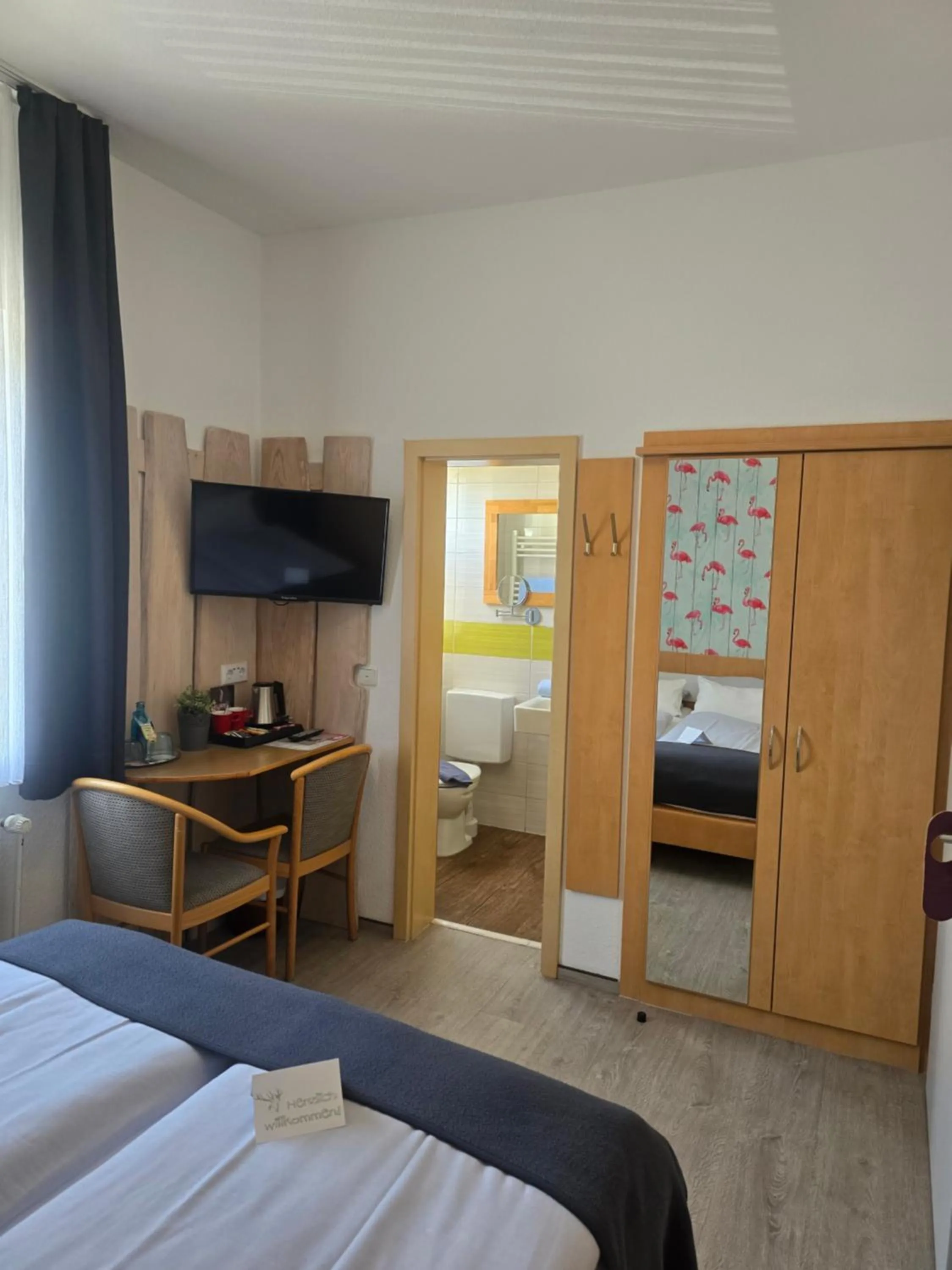 Property building, Bed in Hotel am Kurpark