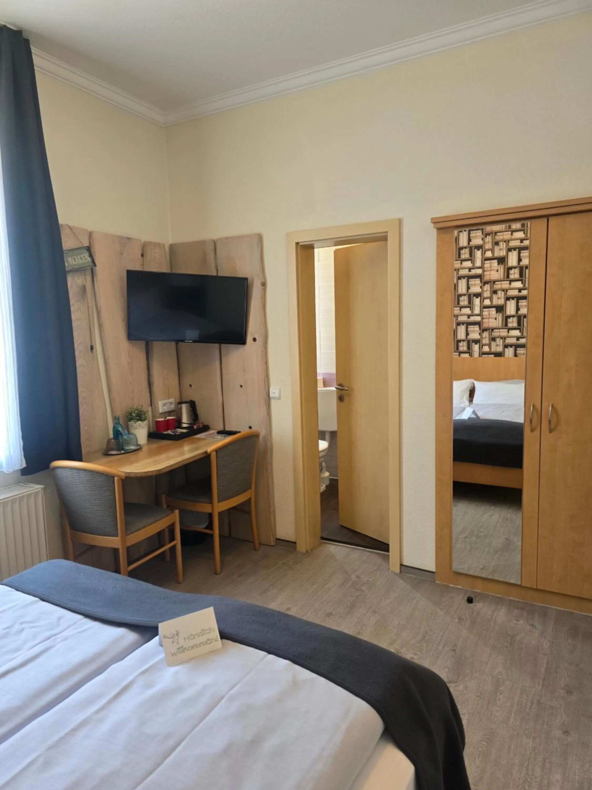 Property building, Bed in Hotel am Kurpark