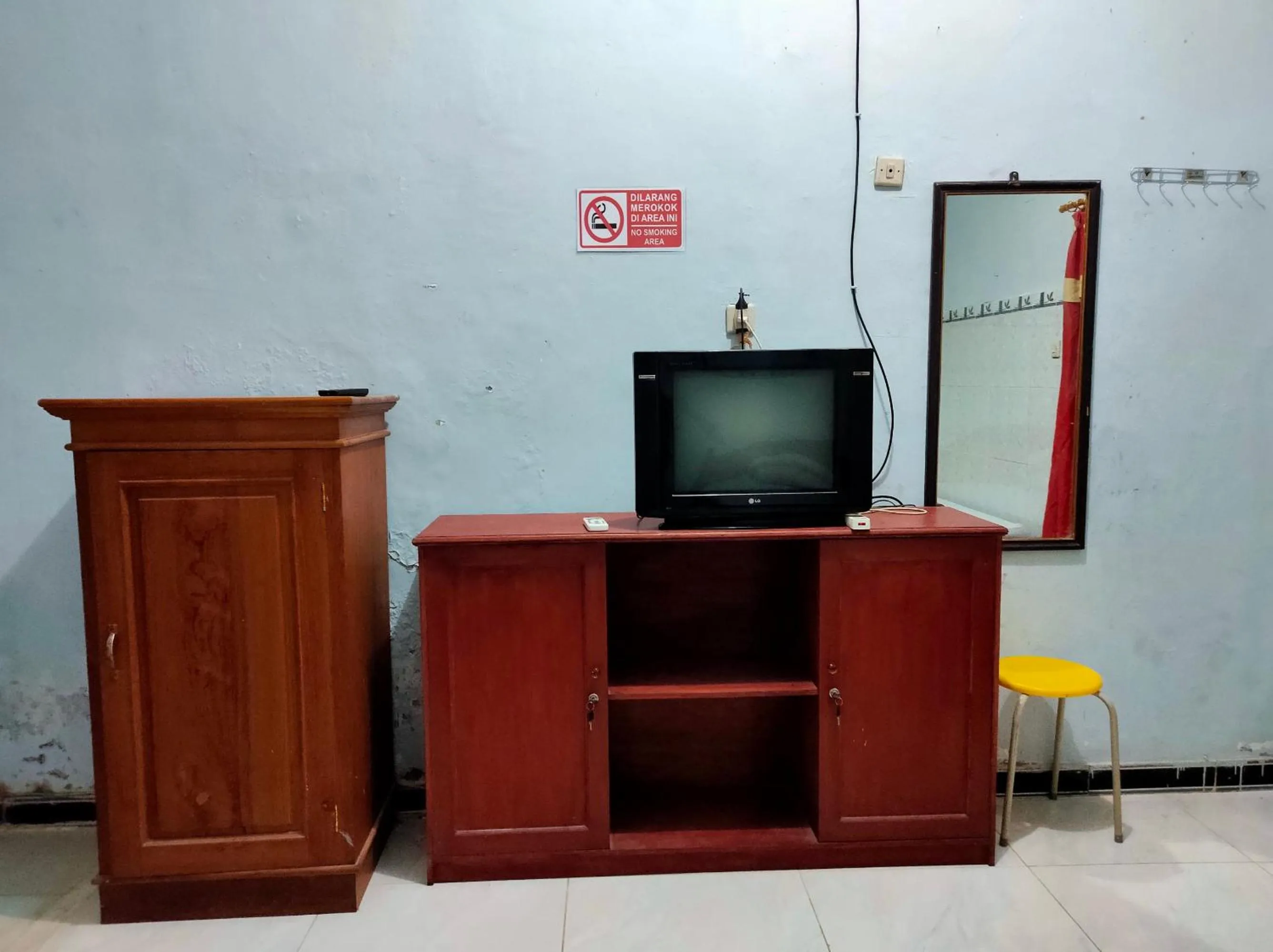 TV and multimedia in Hotel Keluarga Mekar Jaya Syariah Near UNS Solo