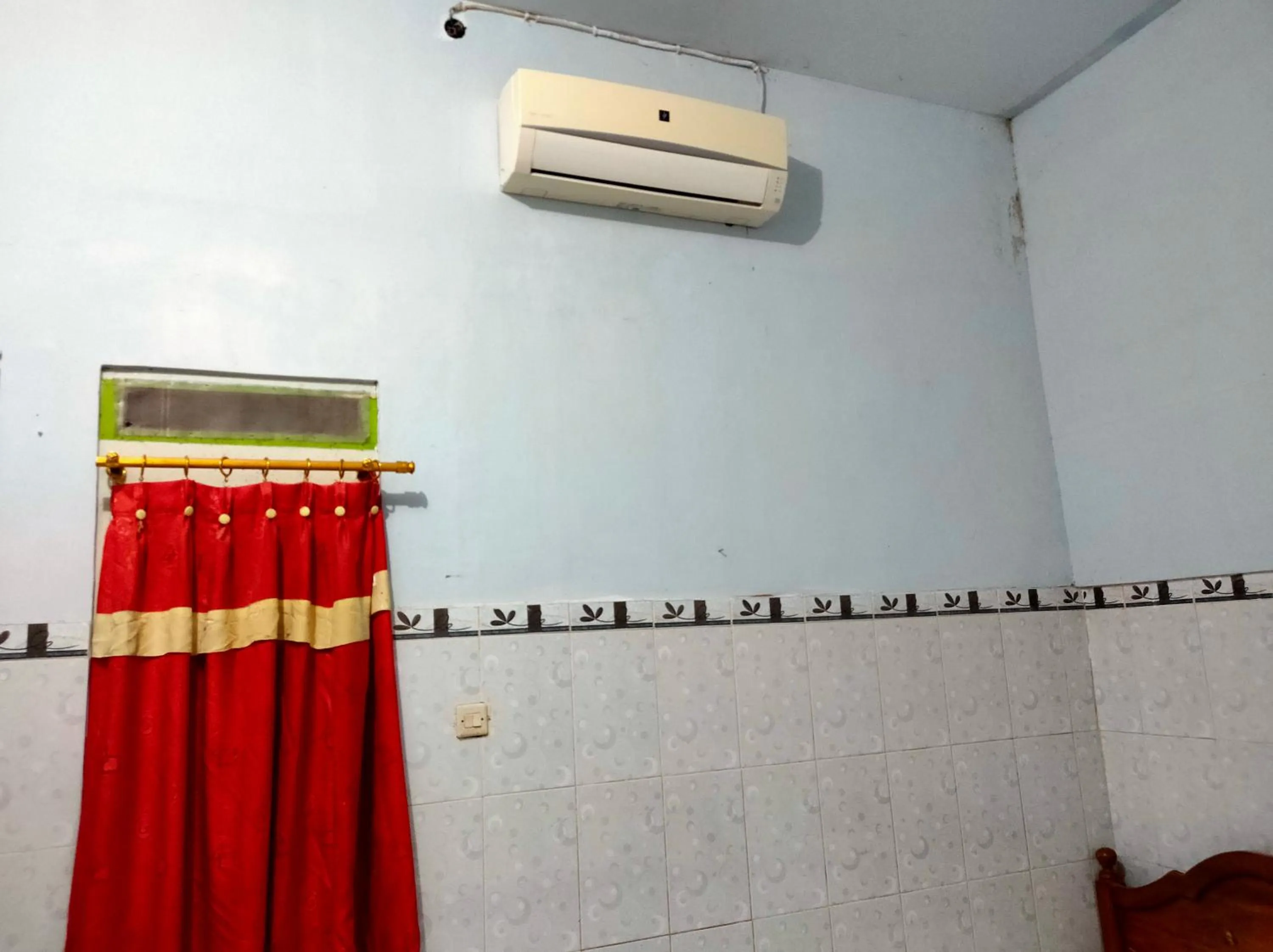 Bathroom in Hotel Keluarga Mekar Jaya Syariah Near UNS Solo