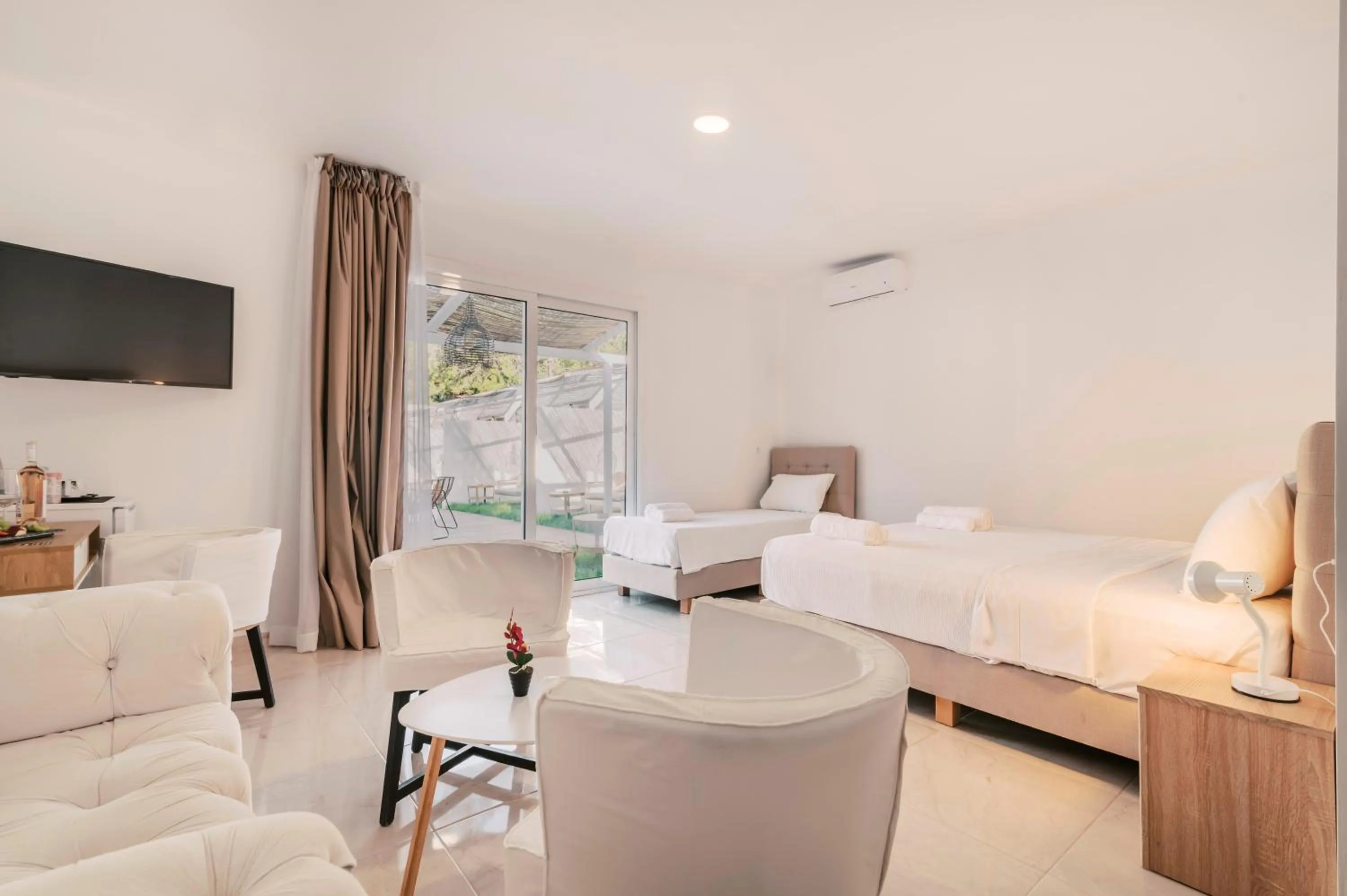 TV and multimedia, Bed in Bamboo Suites Hotel - Adults Only