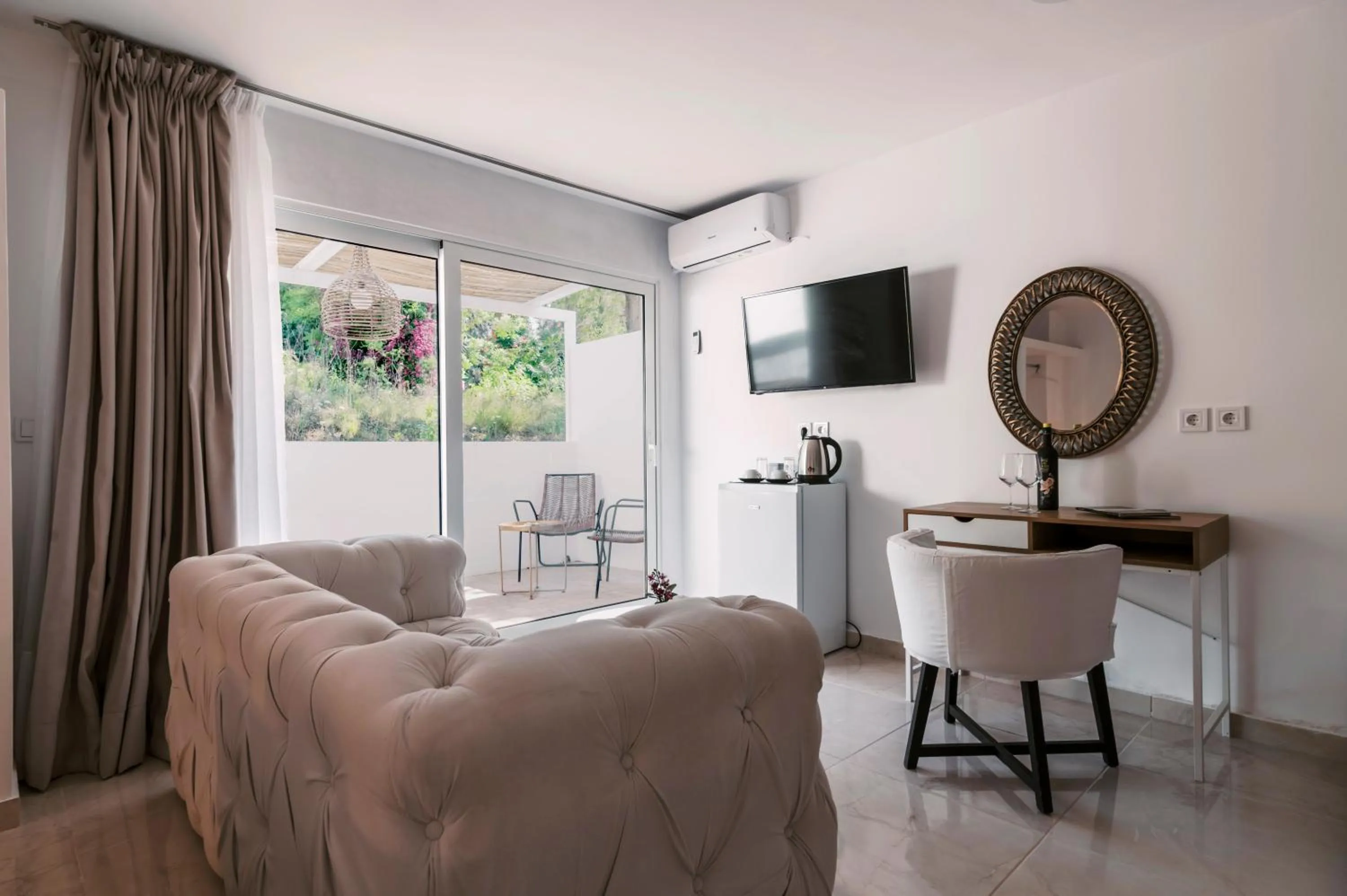 TV and multimedia in Bamboo Suites Hotel - Adults Only