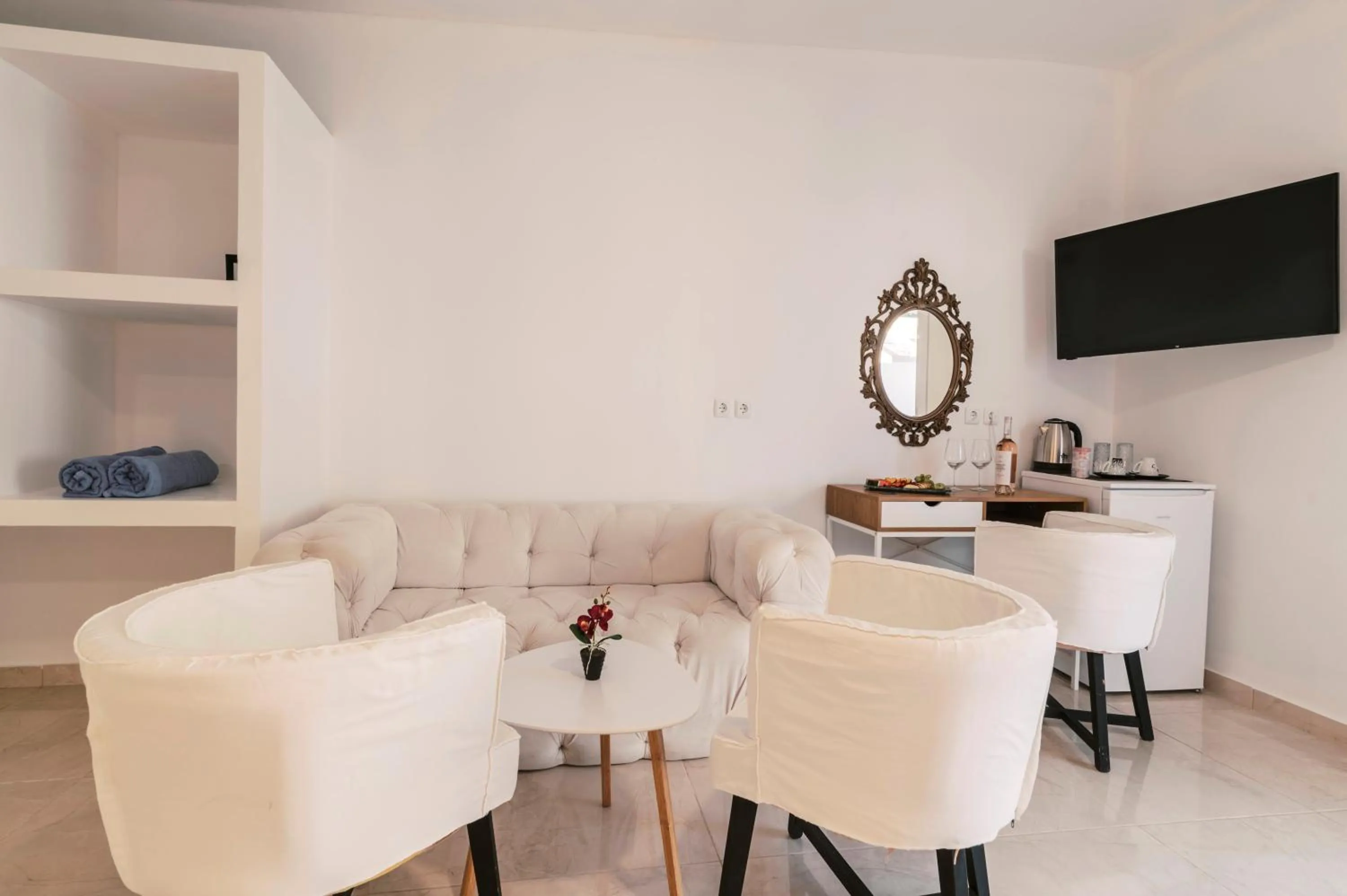 TV and multimedia in Bamboo Suites Hotel - Adults Only