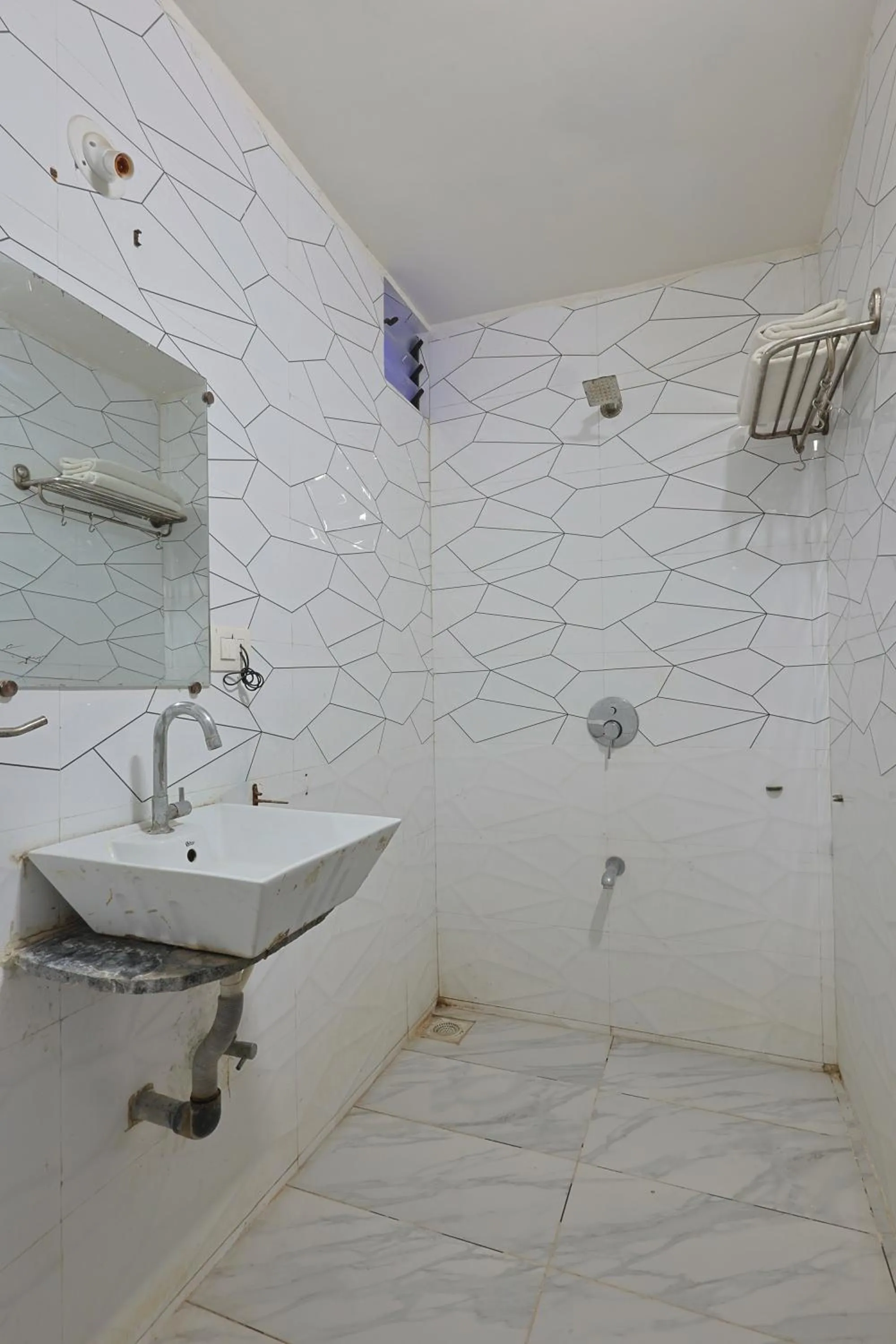 Shower in Hotel Gir Scintilla