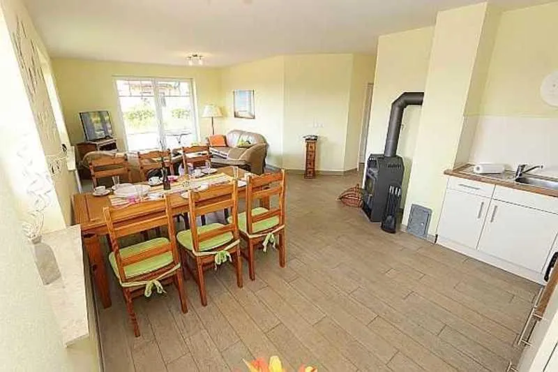 Kitchen or kitchenette in Haus am Deich Feriendomizil mit Terrasse