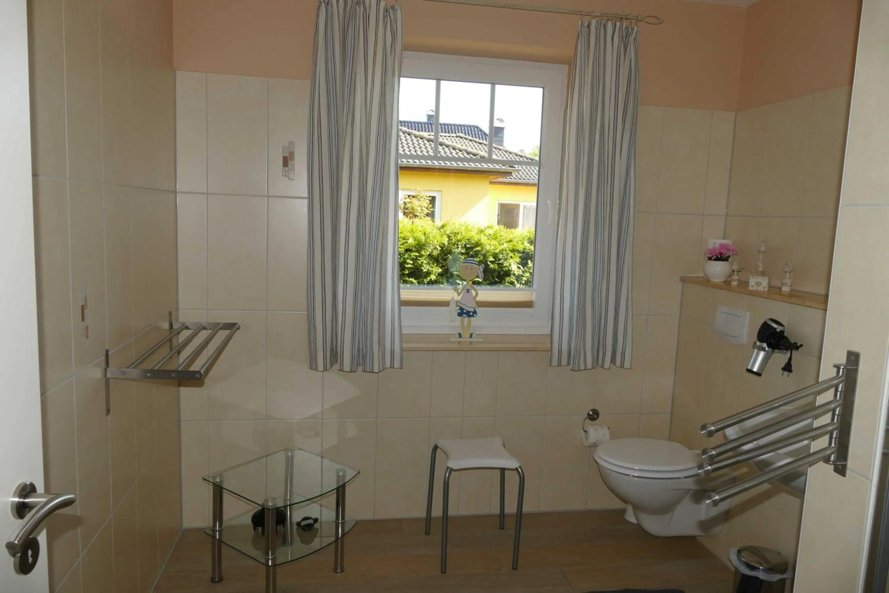 Toilet in Haus am Deich Feriendomizil mit Terrasse