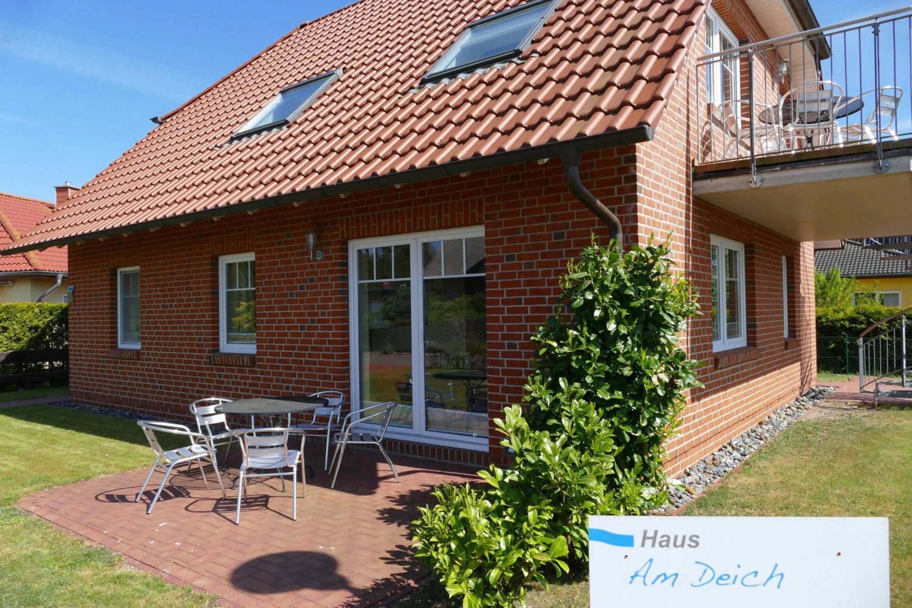 Property building in Haus am Deich Feriendomizil mit Terrasse