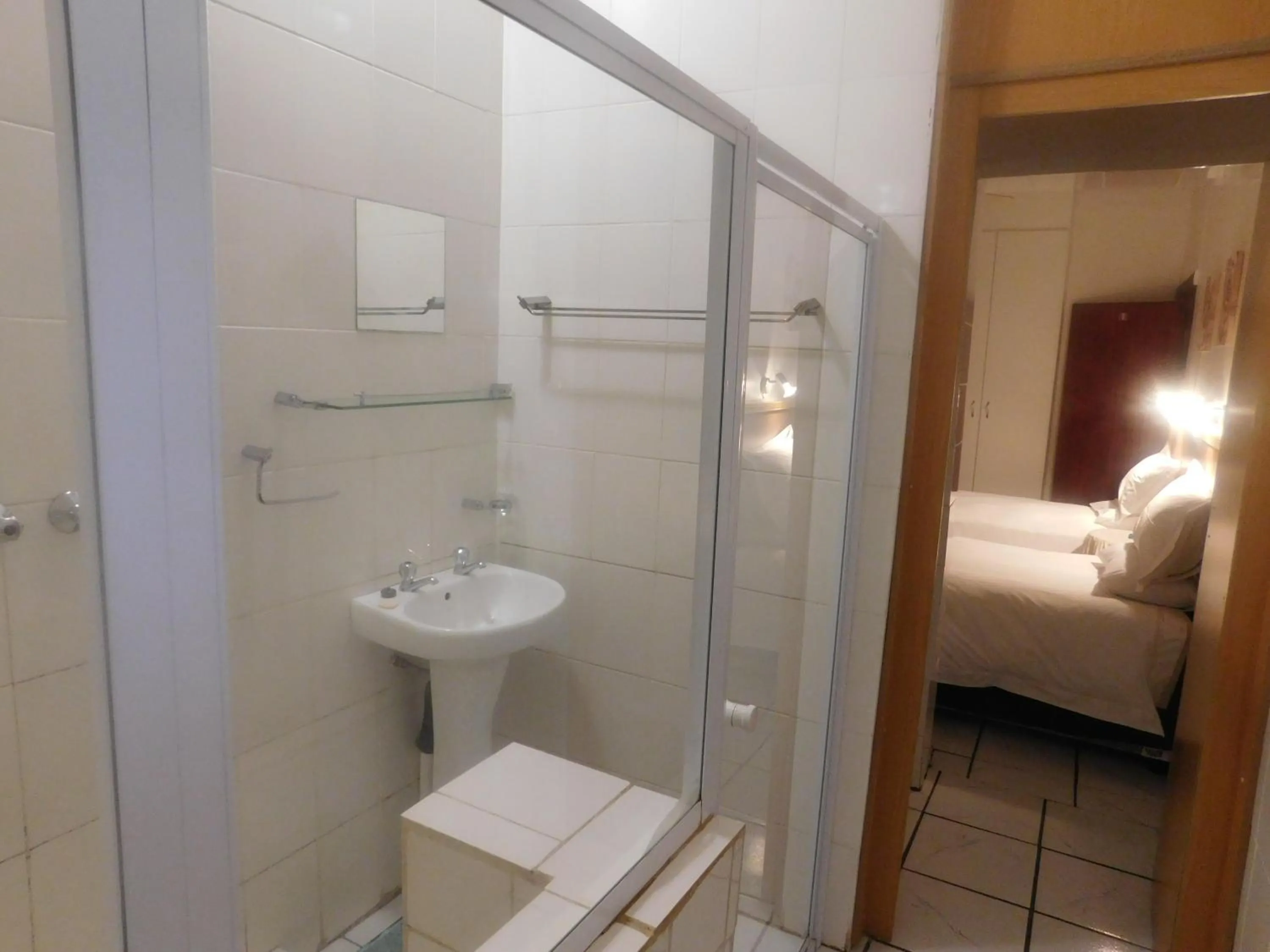 Shower, Bed in Fouriestreet 199 Bed and Breakfast