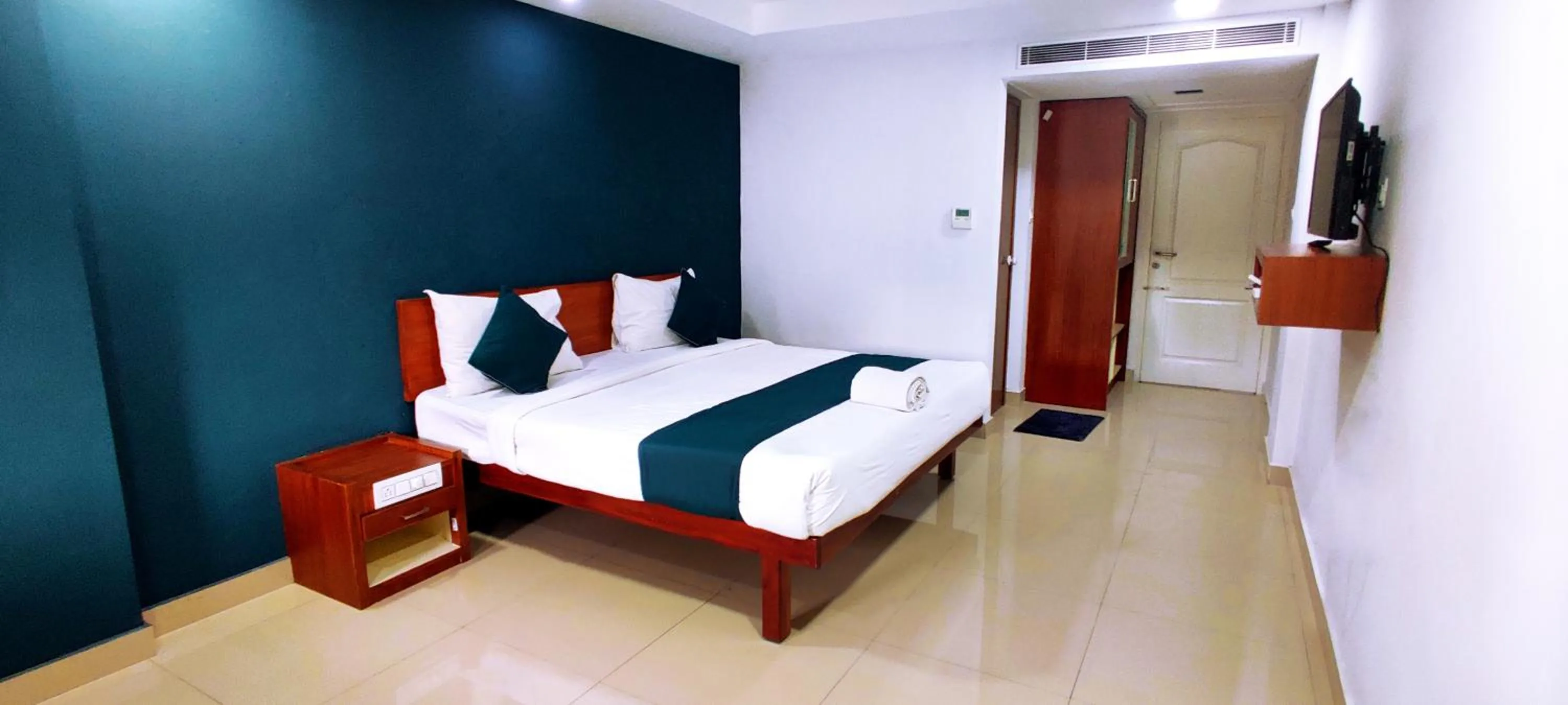 Photo of the whole room, Bed in The Reach Hotel