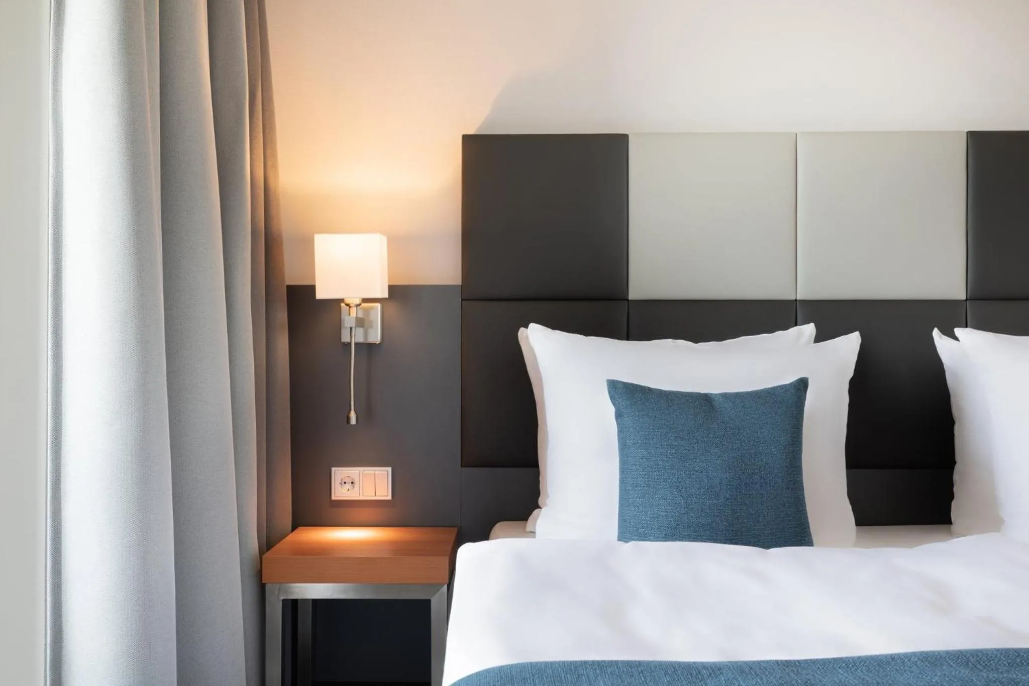 Photo of the whole room, Bed in Garner Hotel Rüsselsheim by IHG