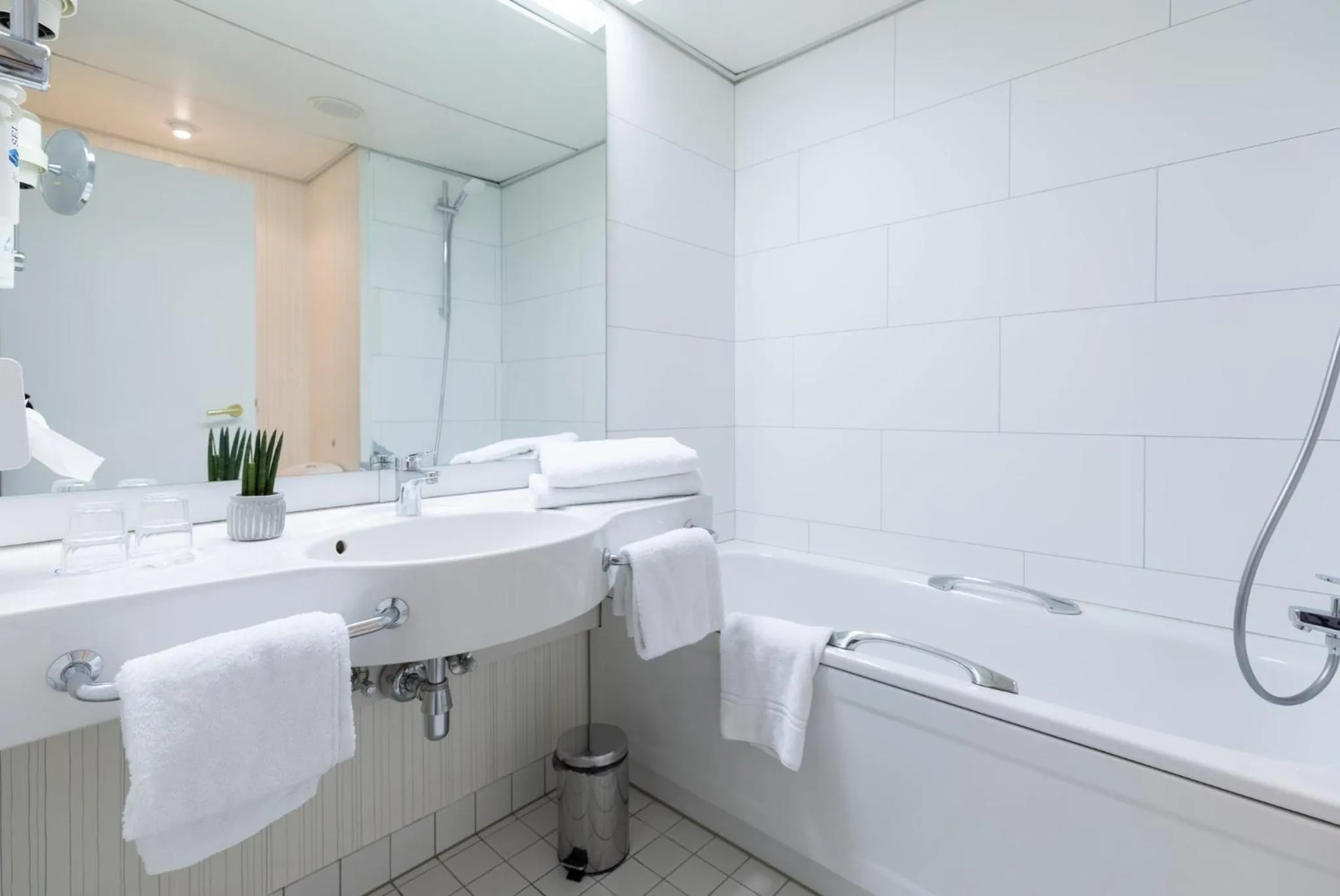 Bathroom in Garner Hotel Rüsselsheim by IHG