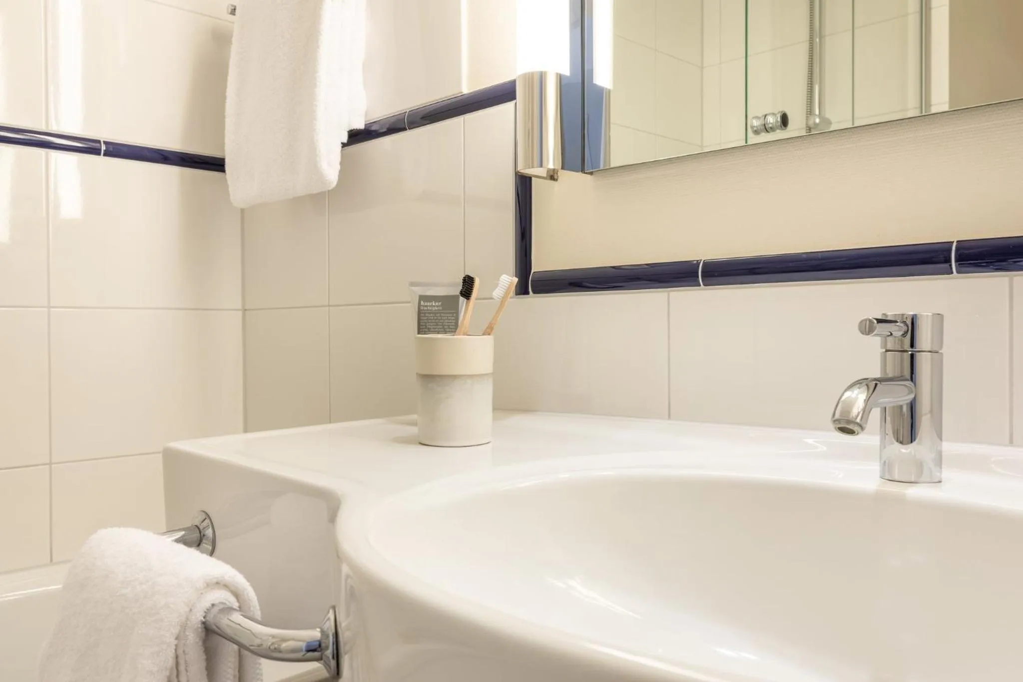 Bathroom in Garner Hotel Rüsselsheim by IHG