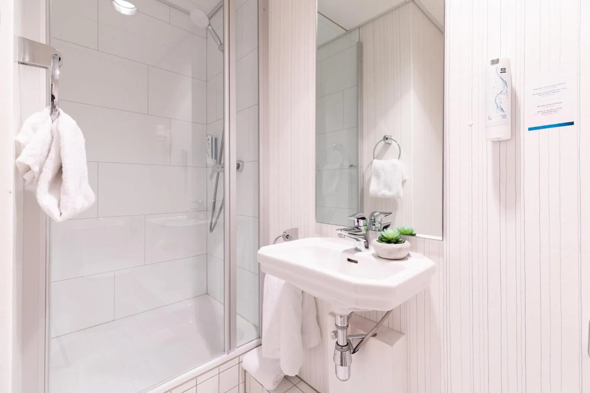 Bathroom in Garner Hotel Rüsselsheim by IHG