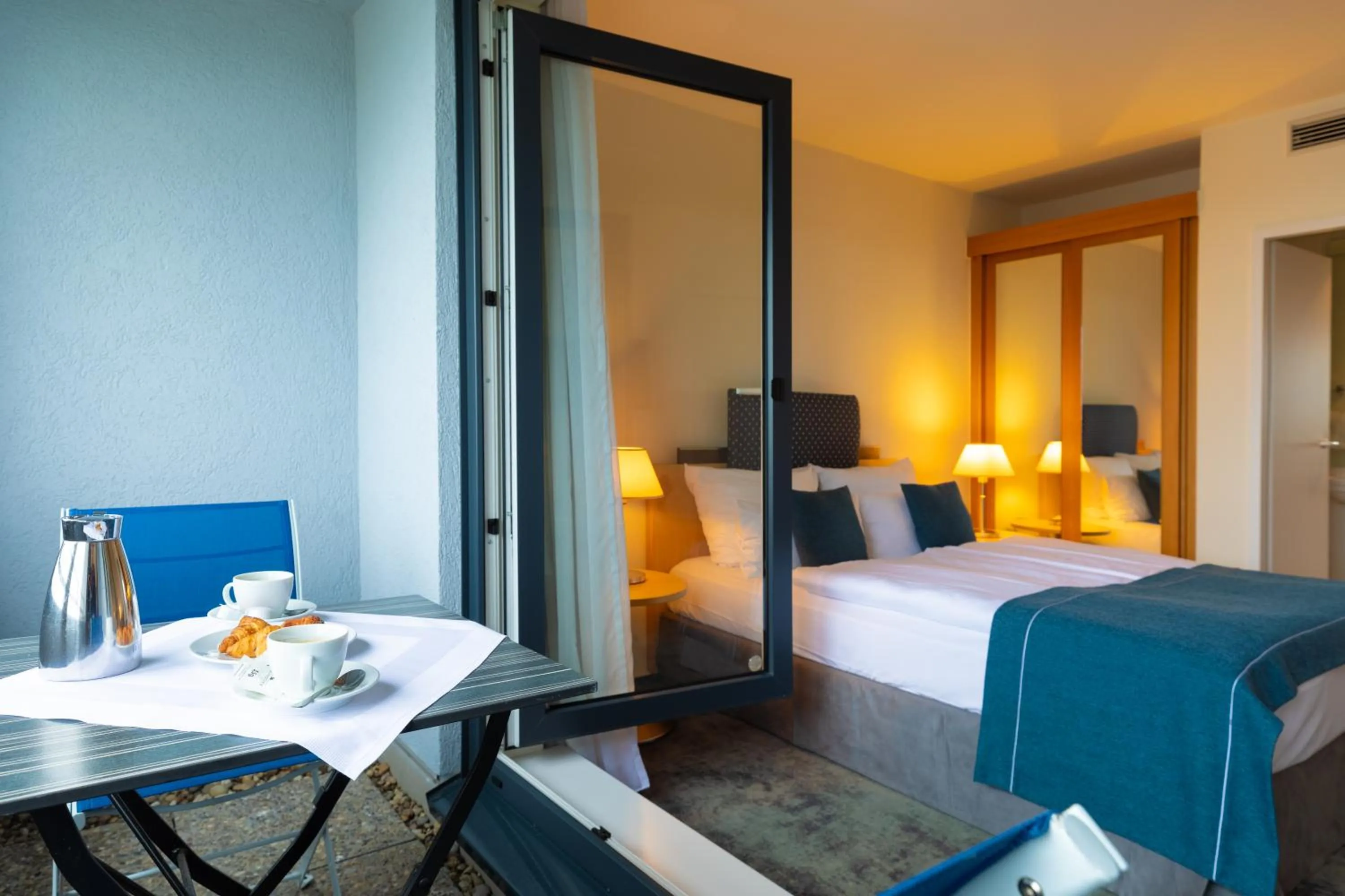 Photo of the whole room, Bed in Garner Hotel Rüsselsheim by IHG