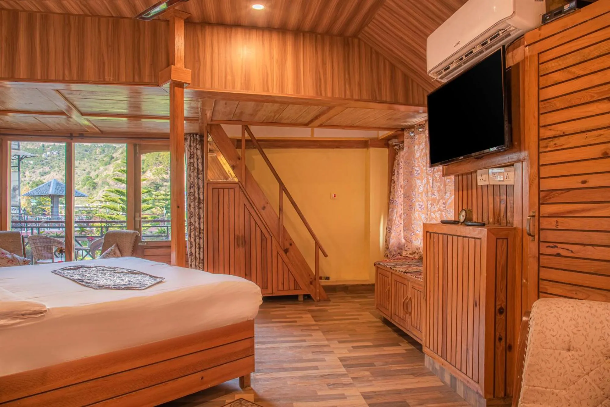 Balcony/Terrace, Bed in Nandini Villa Dharamshala