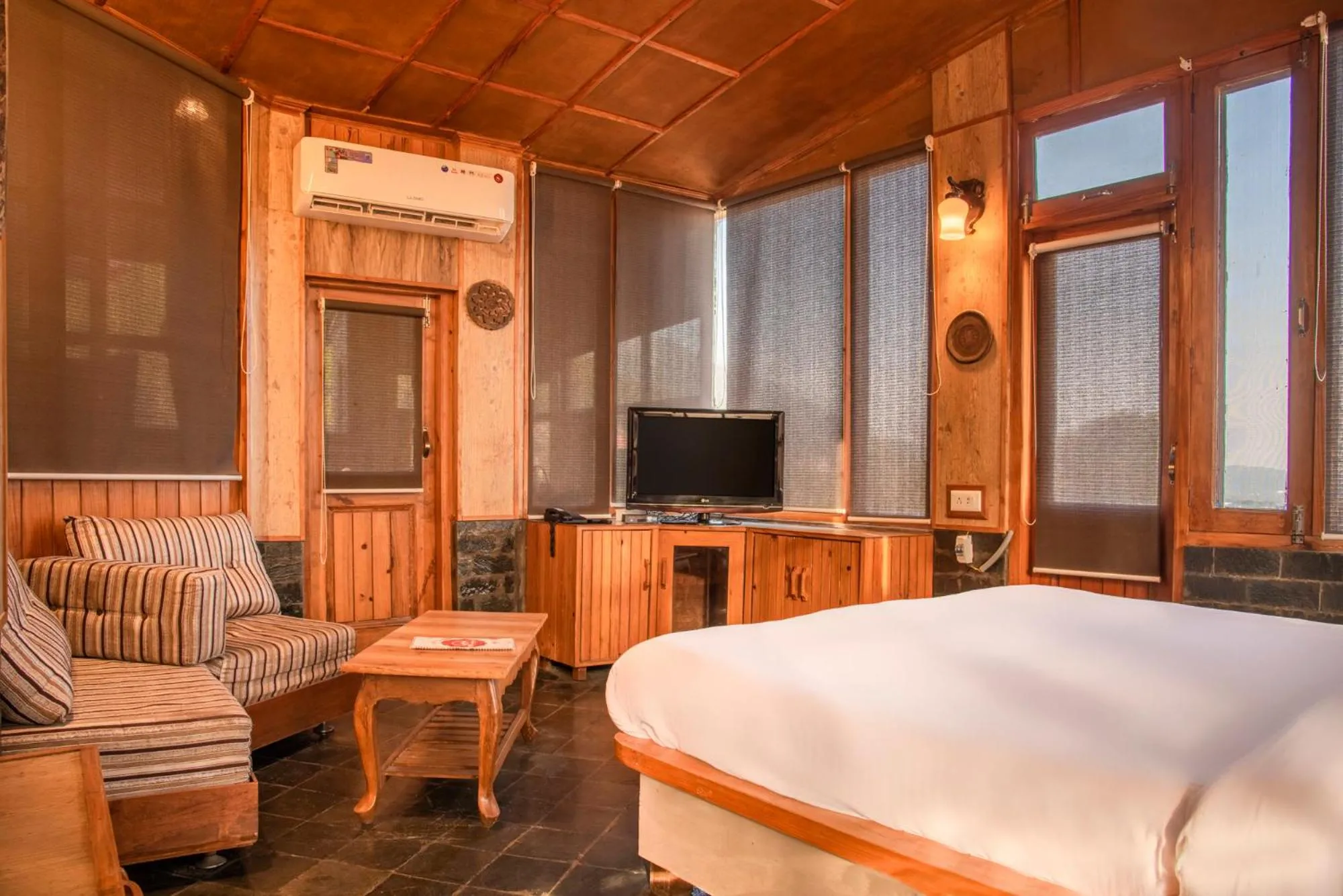Balcony/Terrace, Bed in Nandini Villa Dharamshala
