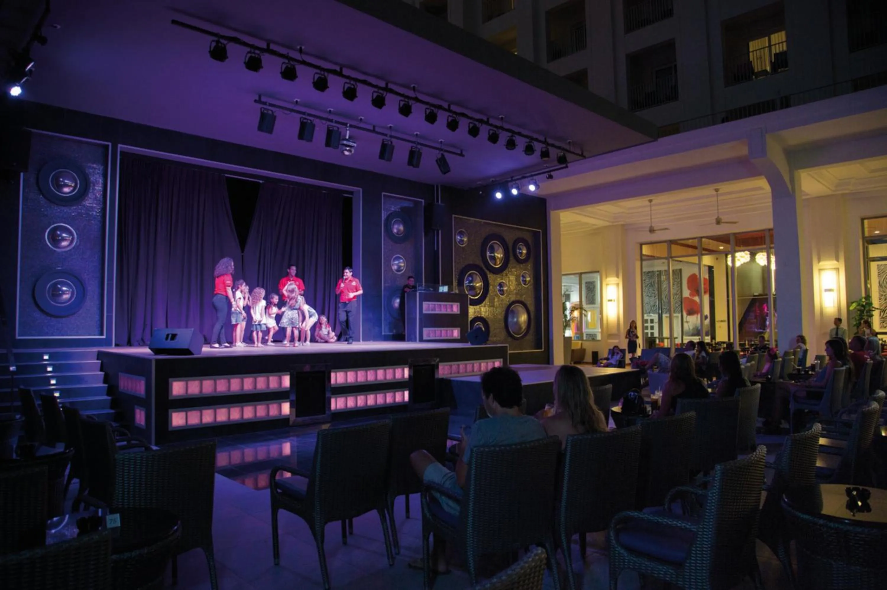 Evening entertainment in Riu Palace Aruba - All Inclusive
