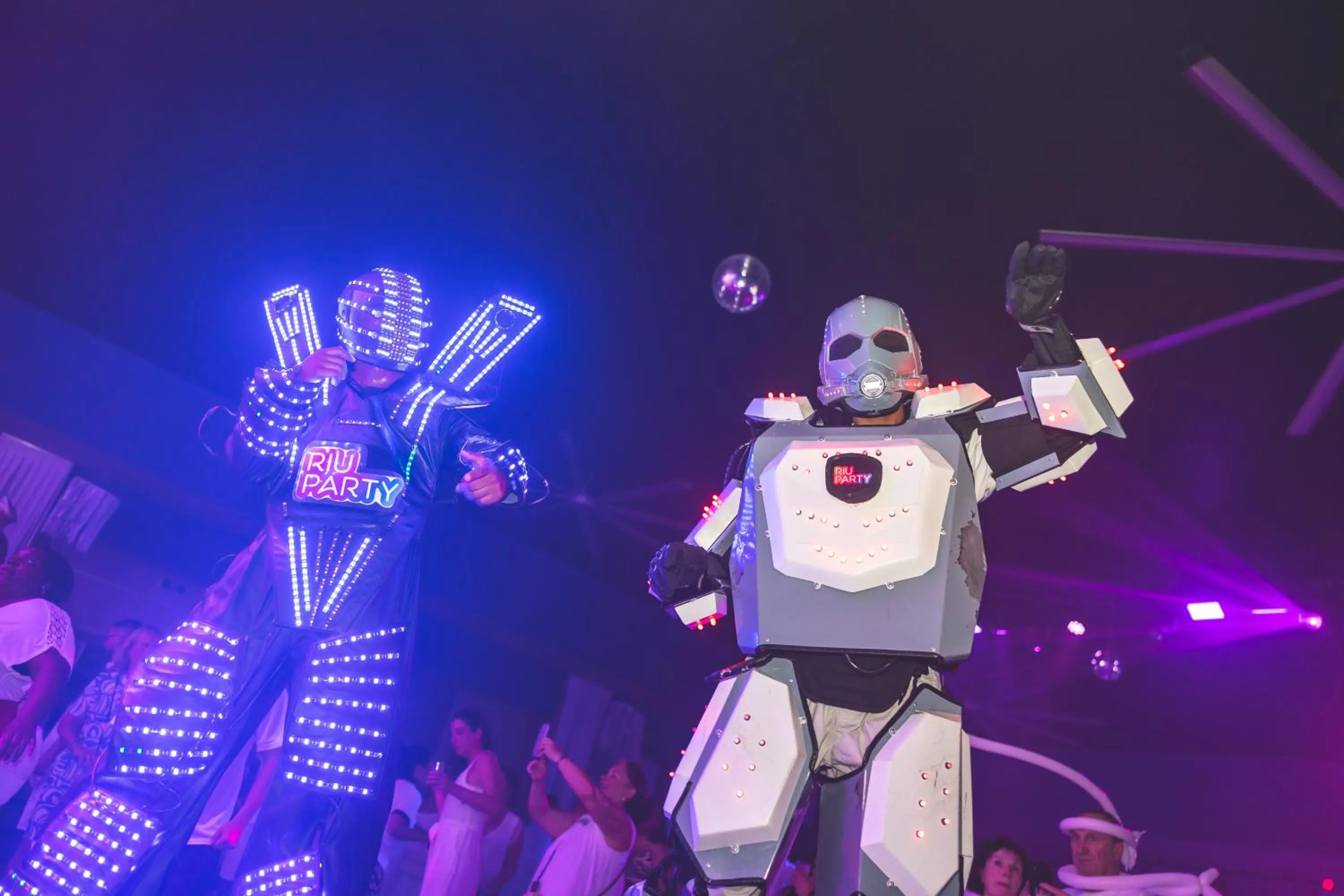 Evening entertainment in Riu Palace Aruba - All Inclusive