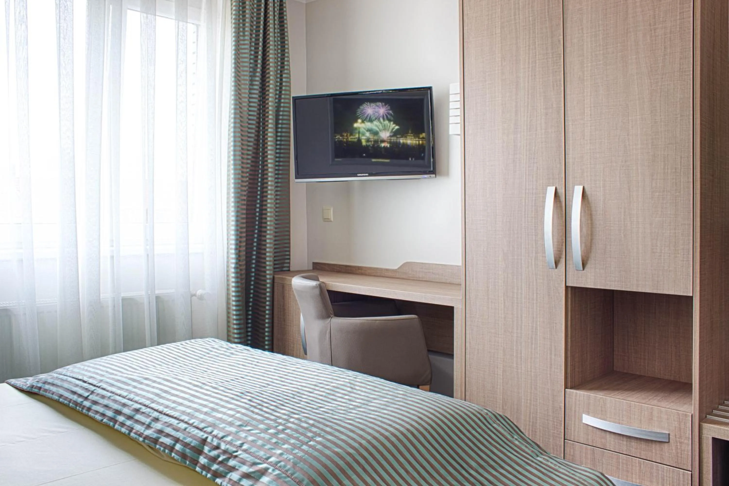 TV and multimedia, Bed in St.Joseph Hotel Hamburg - Reeperbahn St.Pauli Kiez