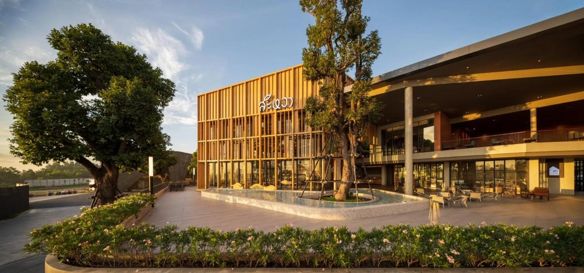 Restaurant/places to eat in The Signature Hotel Airport