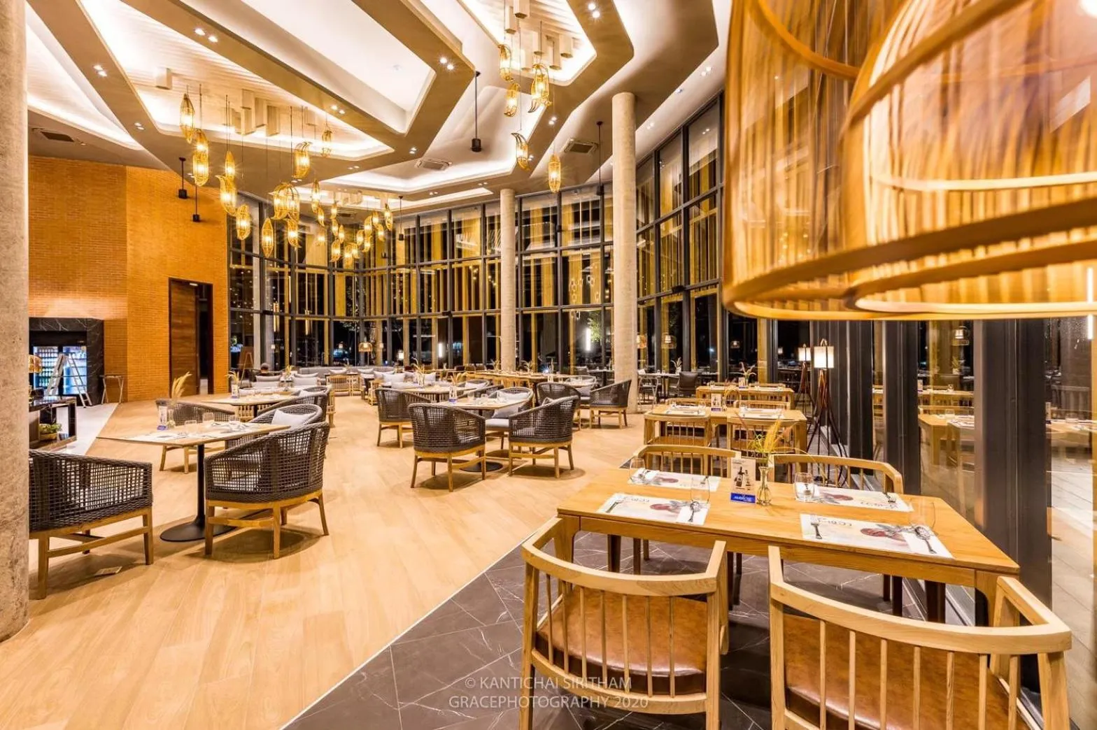 Restaurant/places to eat in The Signature Hotel Airport