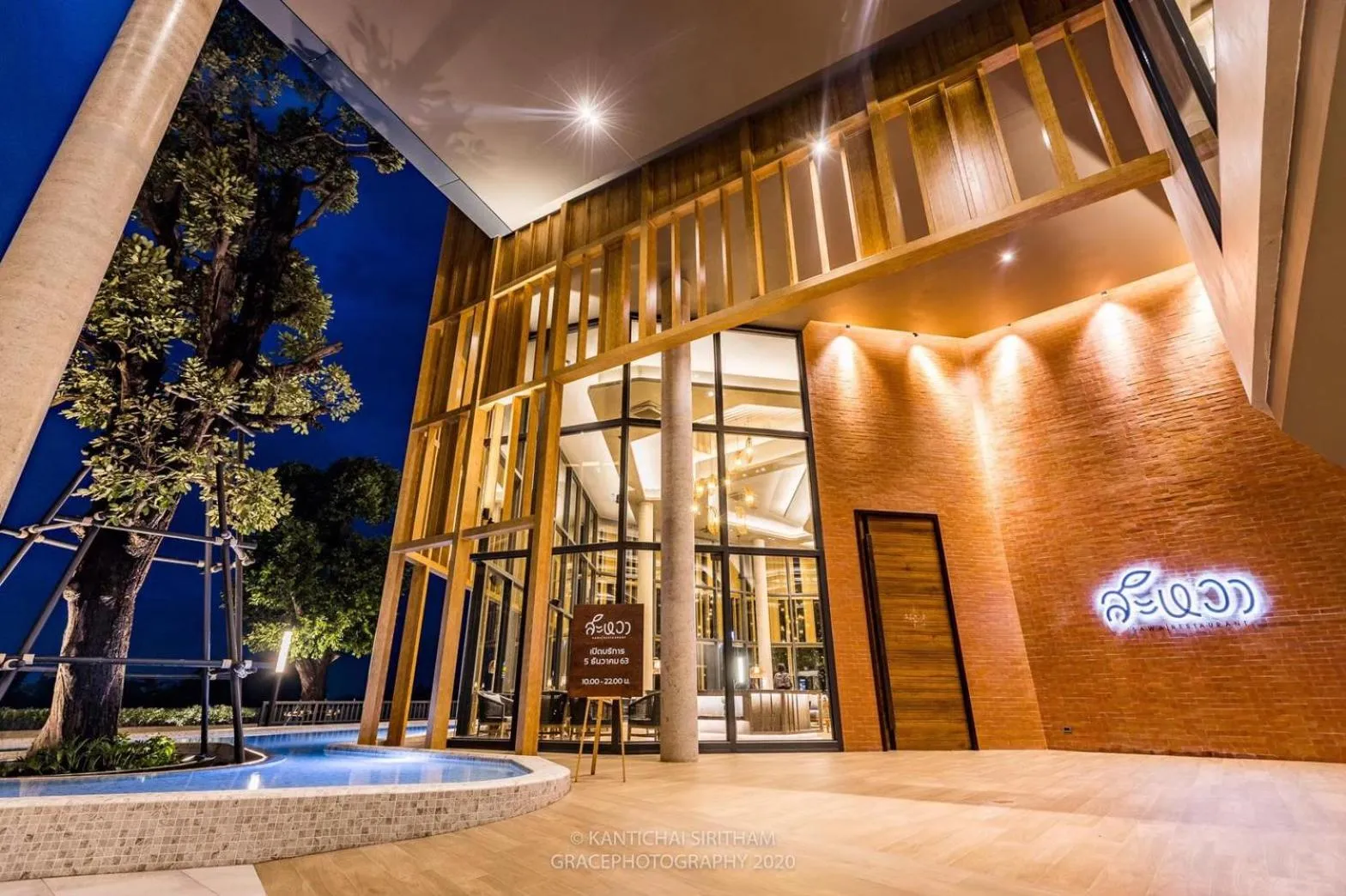 Restaurant/places to eat in The Signature Hotel Airport