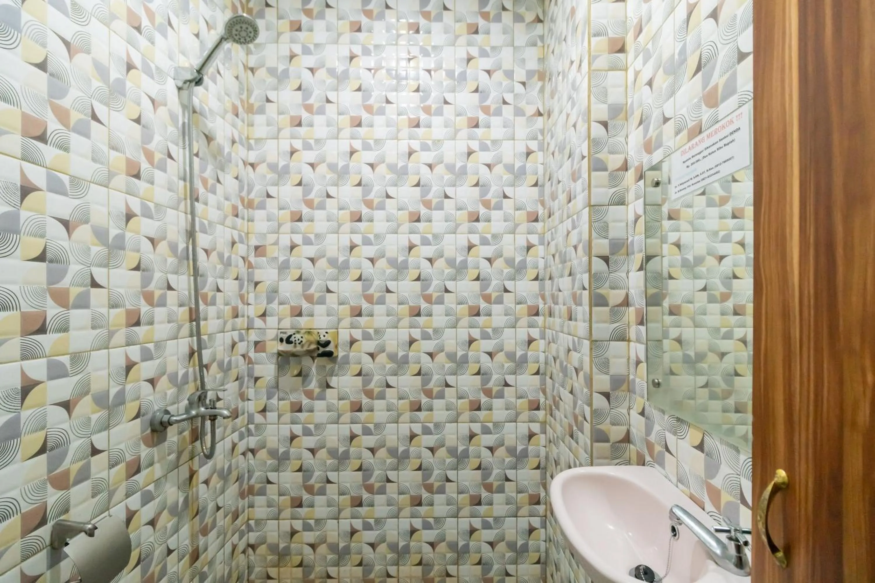 Bathroom in RedDoorz near Taman Wisata Alam Punti Kayu Palembang 2