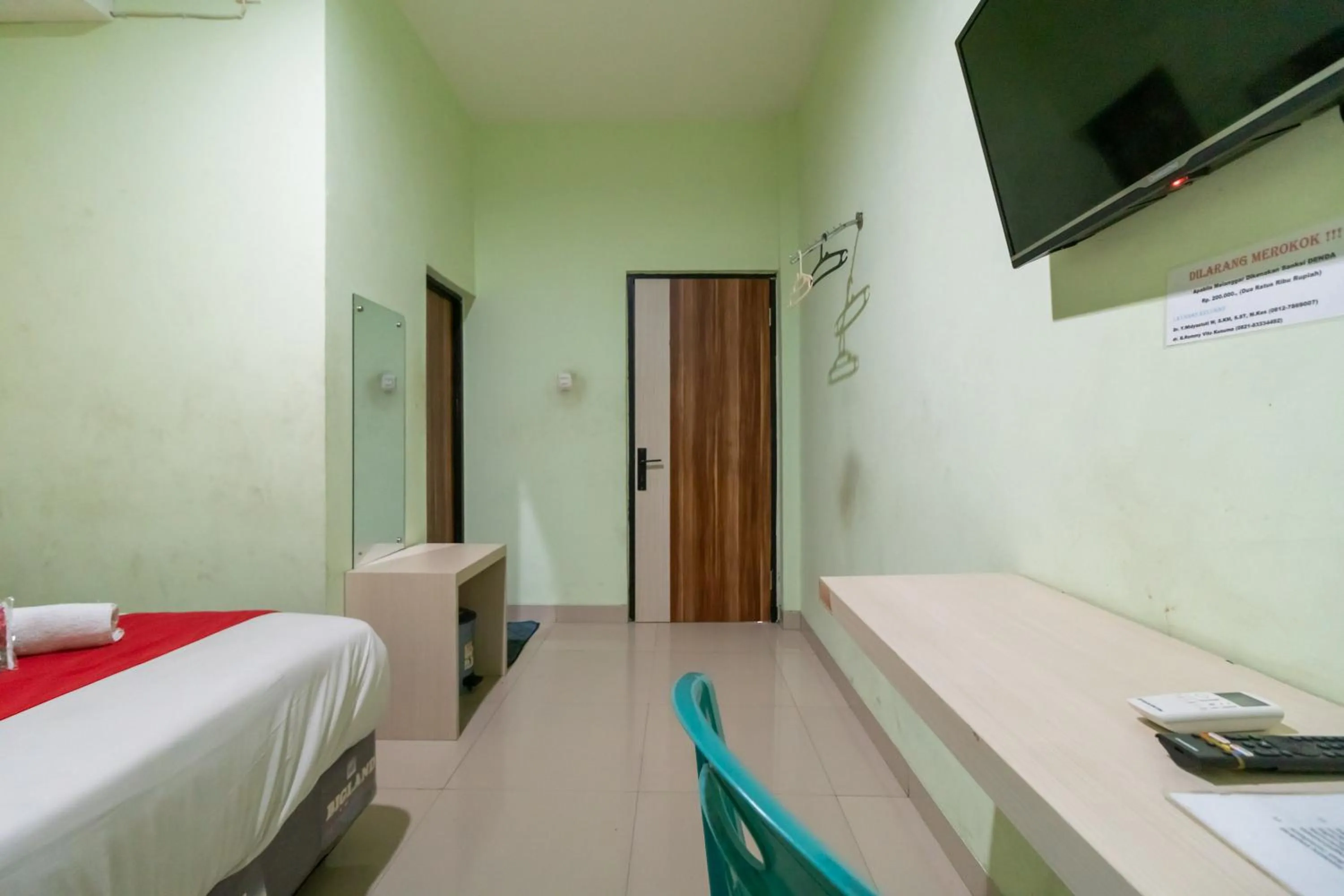 Bedroom, Bed in RedDoorz near Taman Wisata Alam Punti Kayu Palembang 2