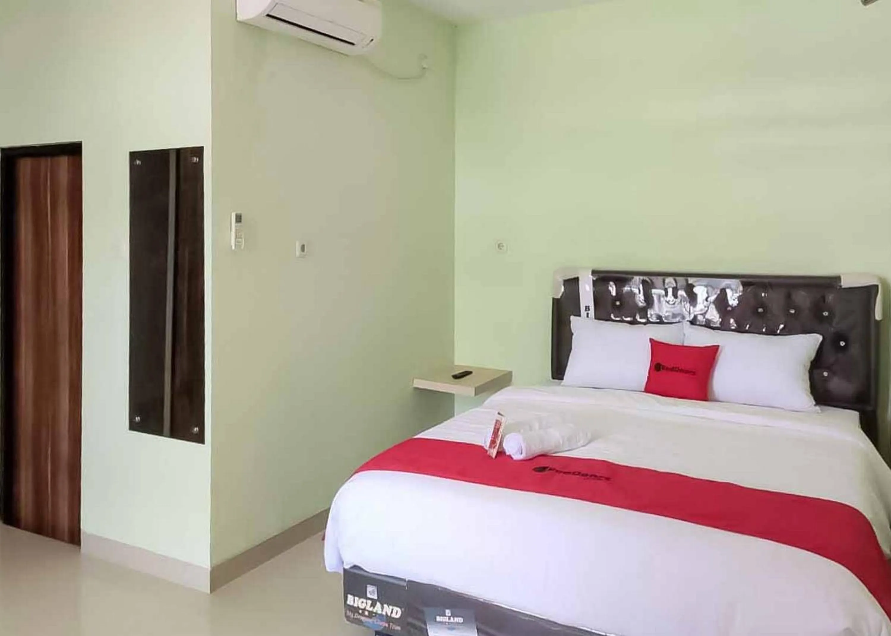 Bed in RedDoorz near Taman Wisata Alam Punti Kayu Palembang 2