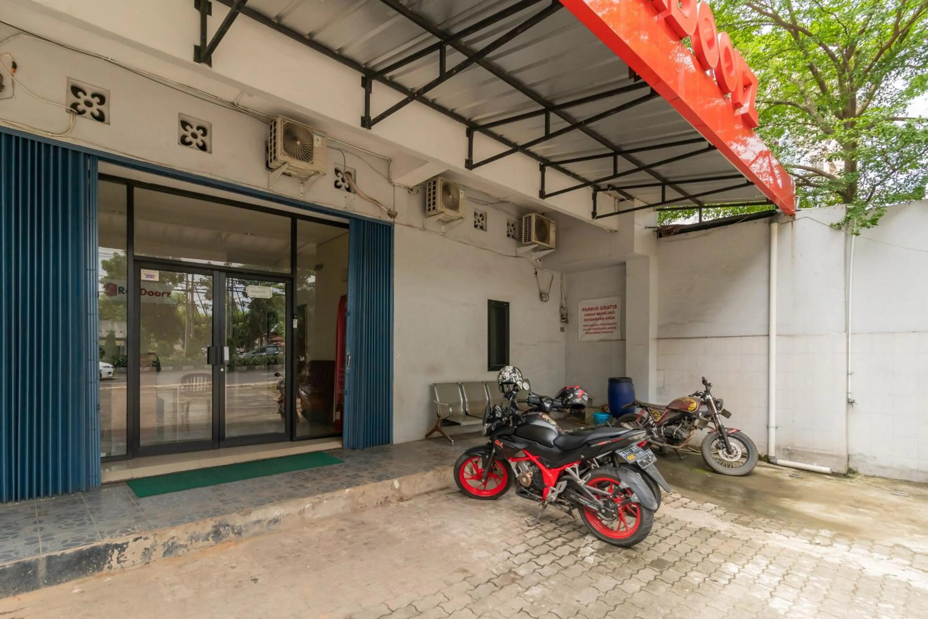 Parking in RedDoorz near Taman Wisata Alam Punti Kayu Palembang 2