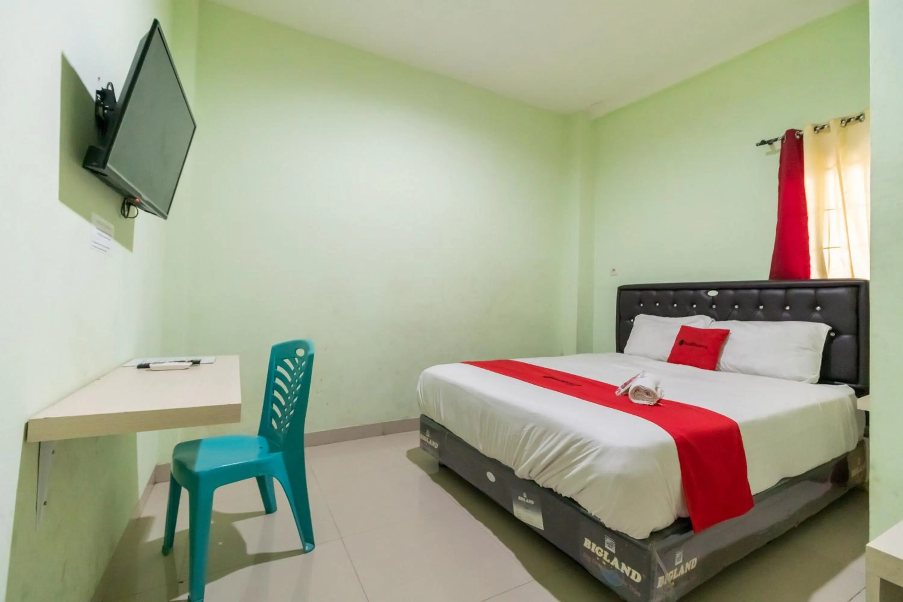 Bedroom, Bed in RedDoorz near Taman Wisata Alam Punti Kayu Palembang 2