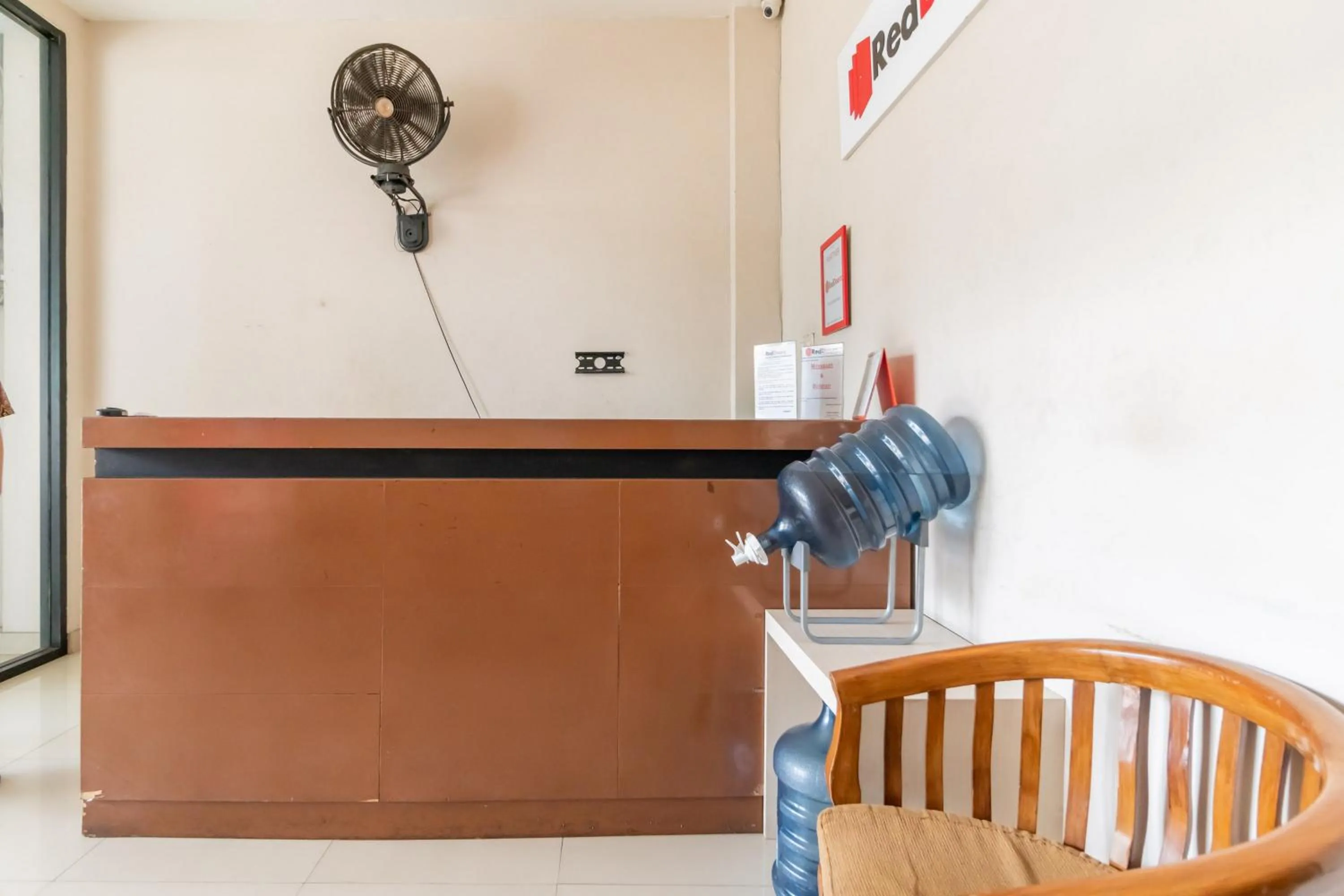 Lobby or reception in RedDoorz near Taman Wisata Alam Punti Kayu Palembang 2