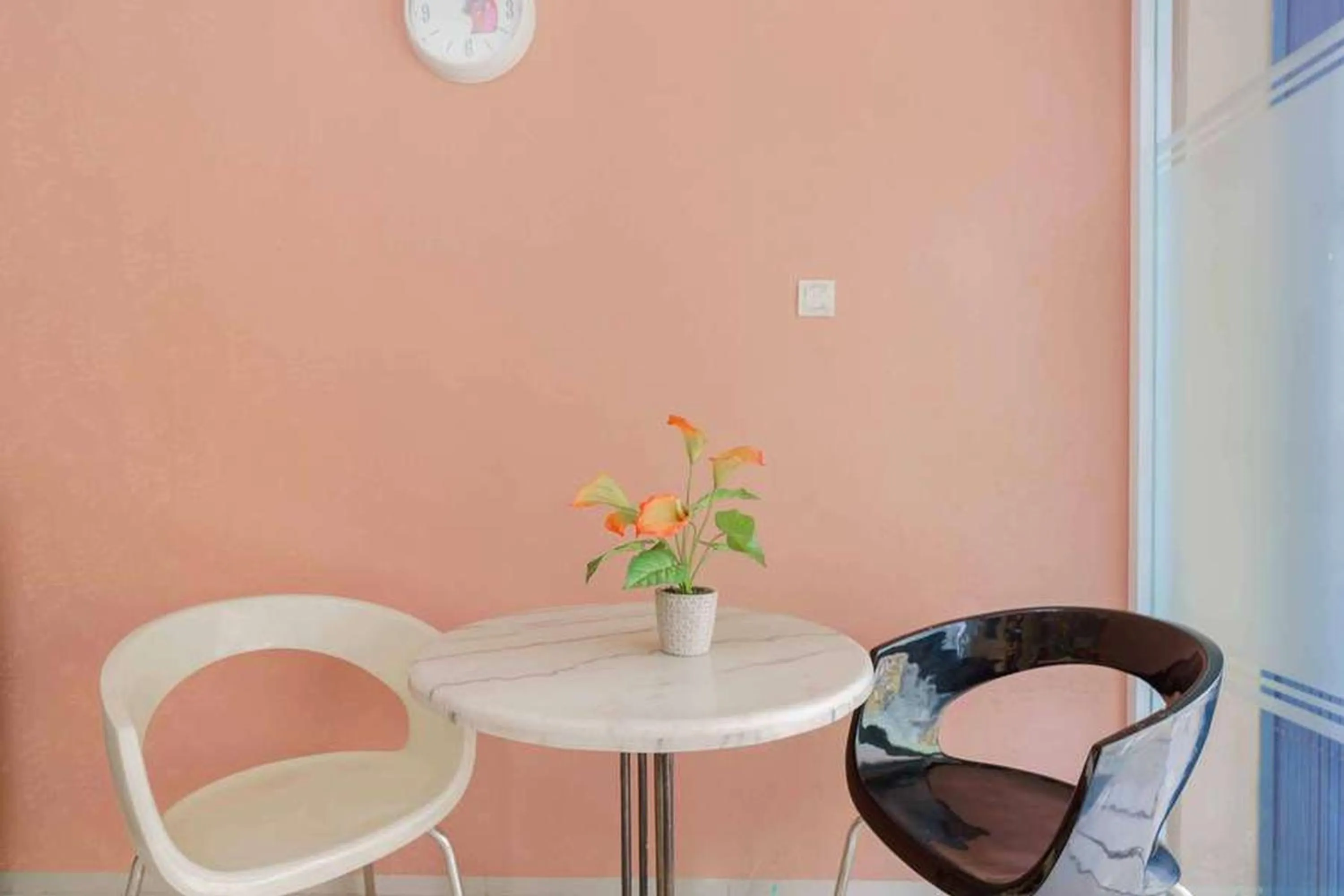 Seating area in Queen Inn Batam RedPartner