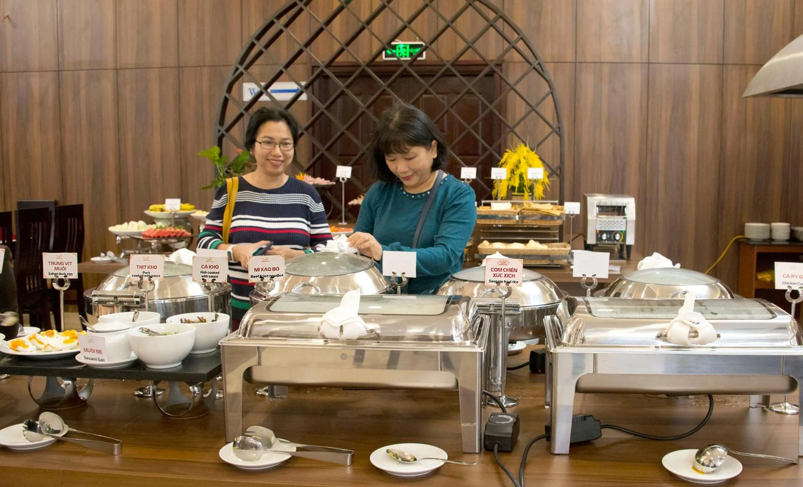 Restaurant/places to eat in Elephants Hotel