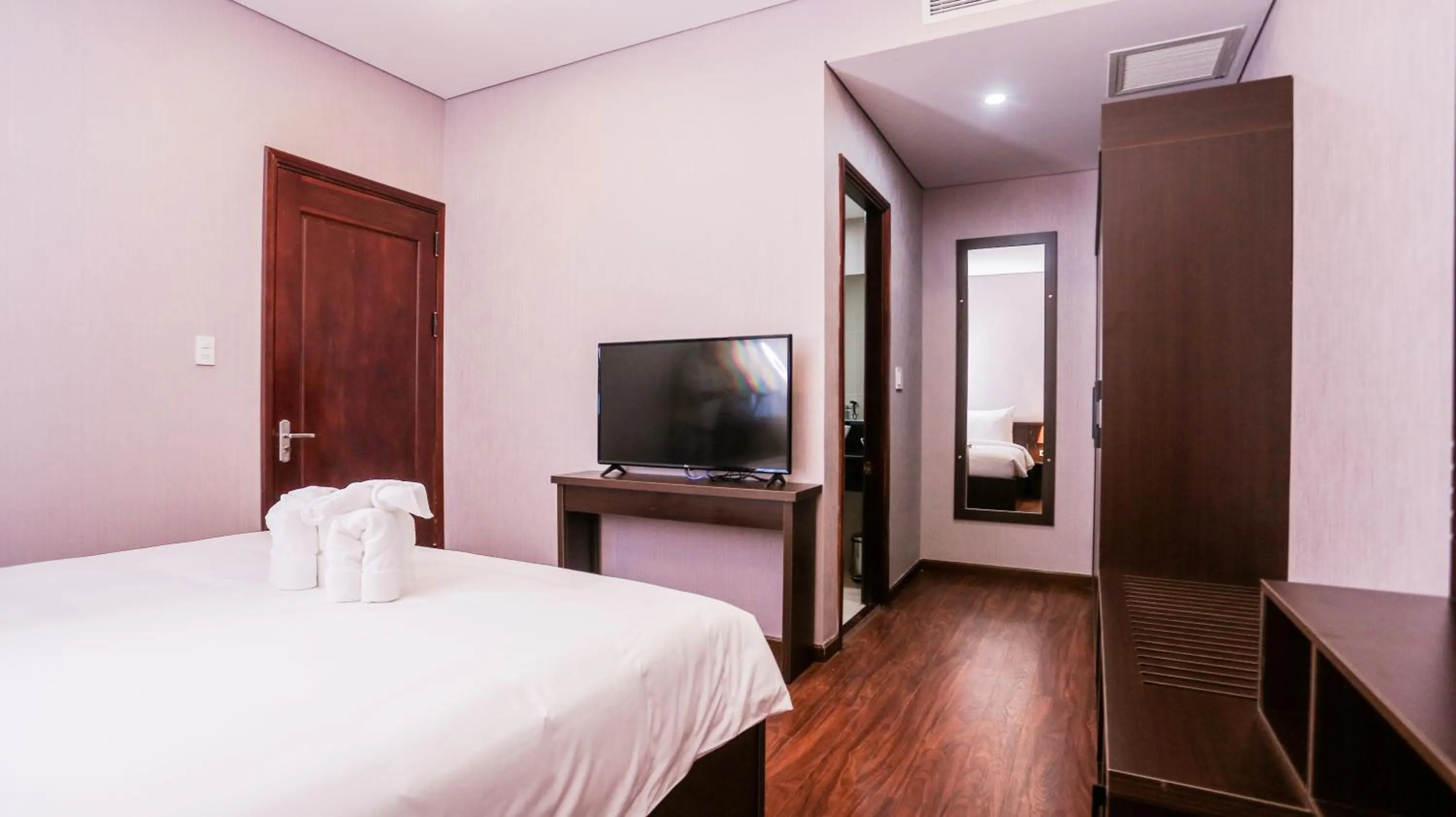 Photo of the whole room, Bed in Elephants Hotel