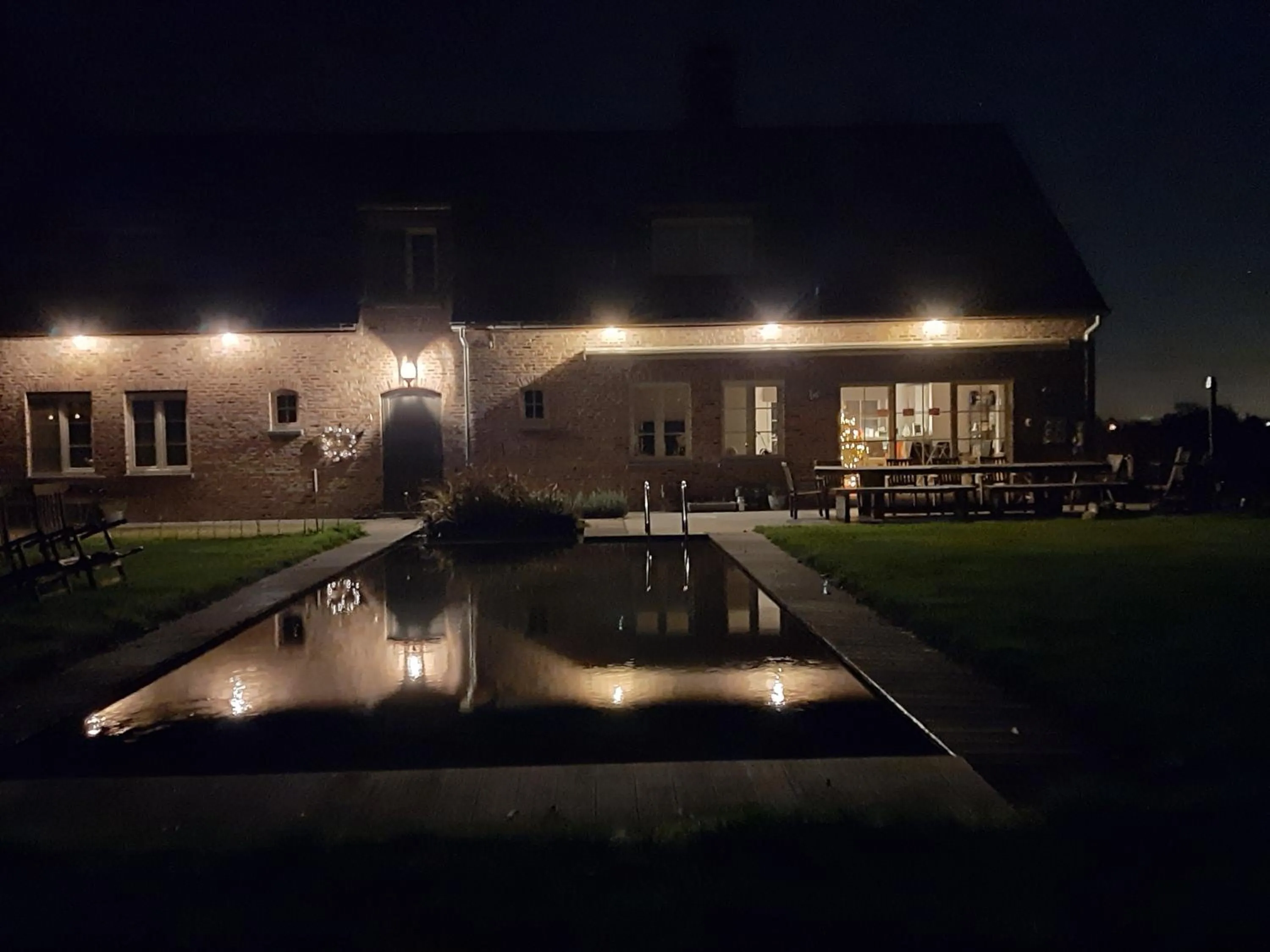 Swimming pool in B & B Victors Hof, met zwemvijver in landelijke setting