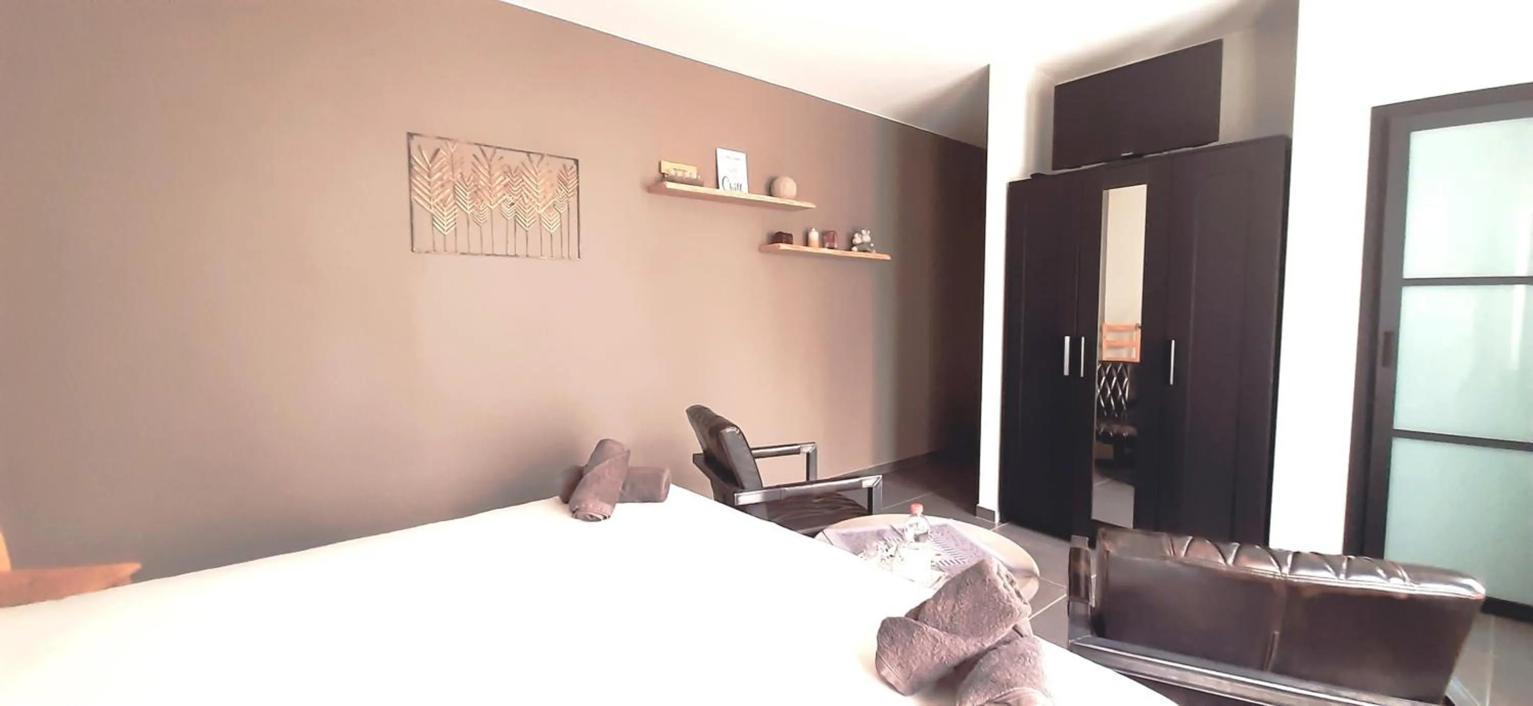 Photo of the whole room, Bed in B & B Victors Hof, met zwemvijver in landelijke setting