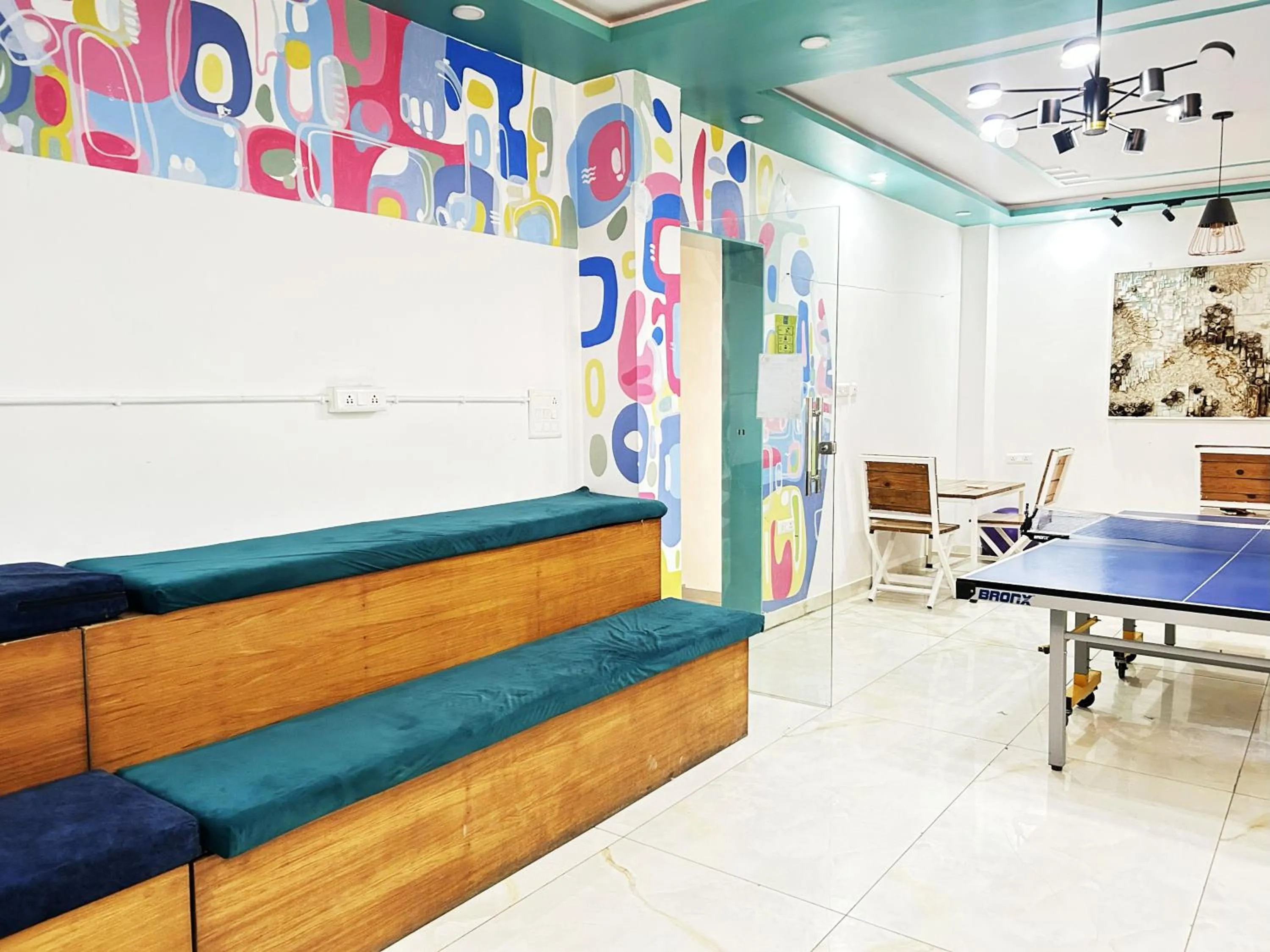 Communal lounge/ TV room in Trippme Rishikesh - Boutique Hostel, Tapovan