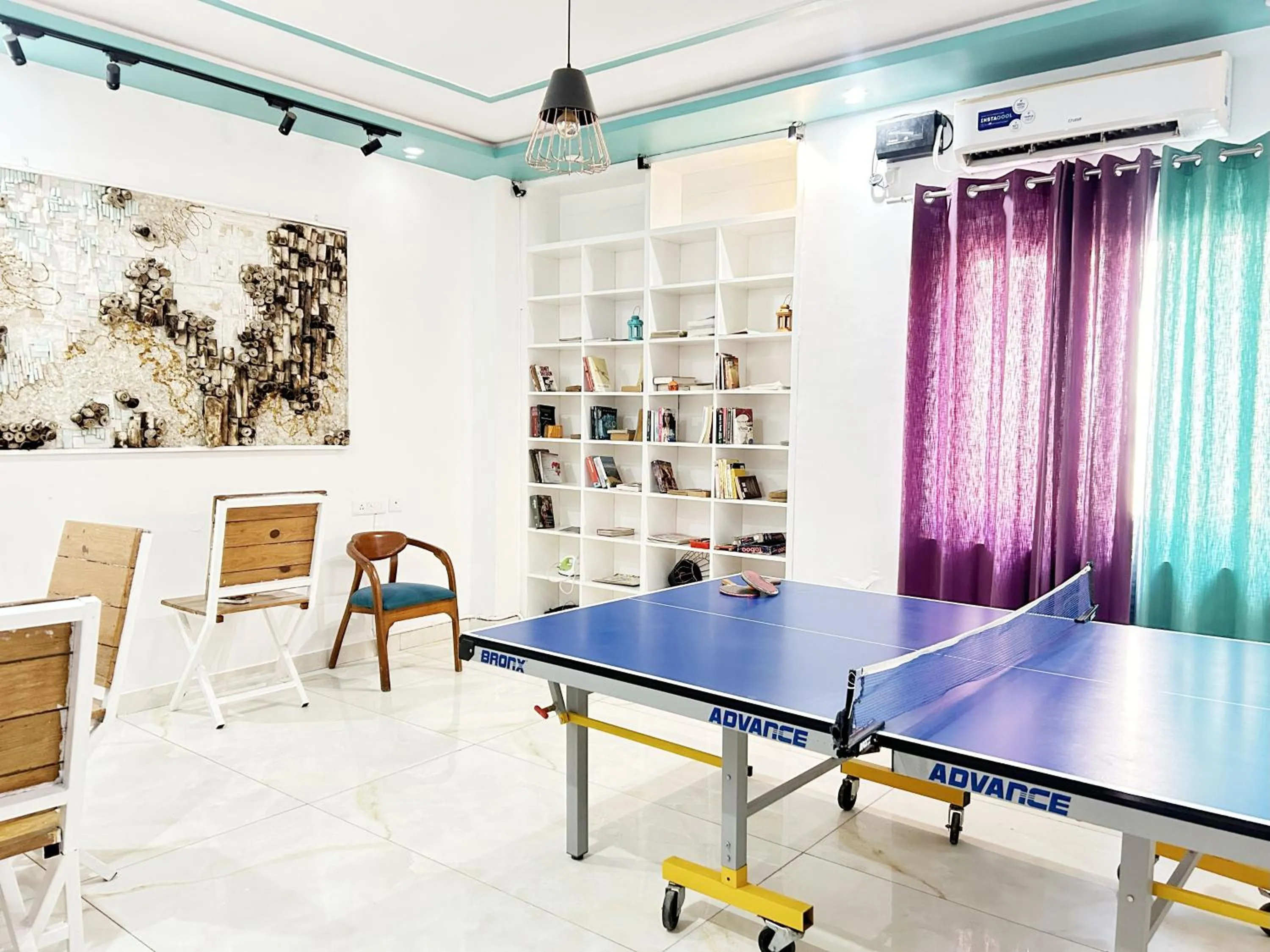 Communal lounge/ TV room in Trippme Rishikesh - Boutique Hostel, Tapovan